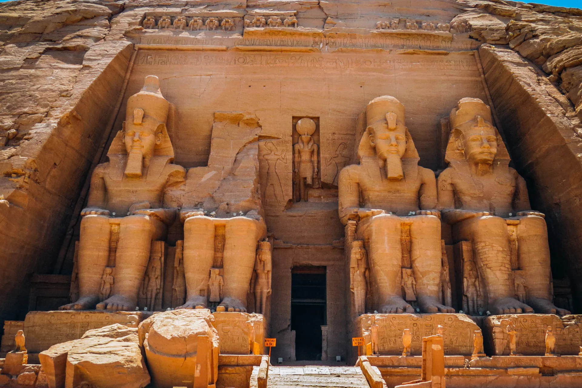 Wielka świątynia Abu Simbel – z czterema gigantycznymi siedzącymi posągami Ramzesa II Wielka świątynia Abu Simbel – z czterema gigantycznymi siedzącymi posągami Ramzesa II