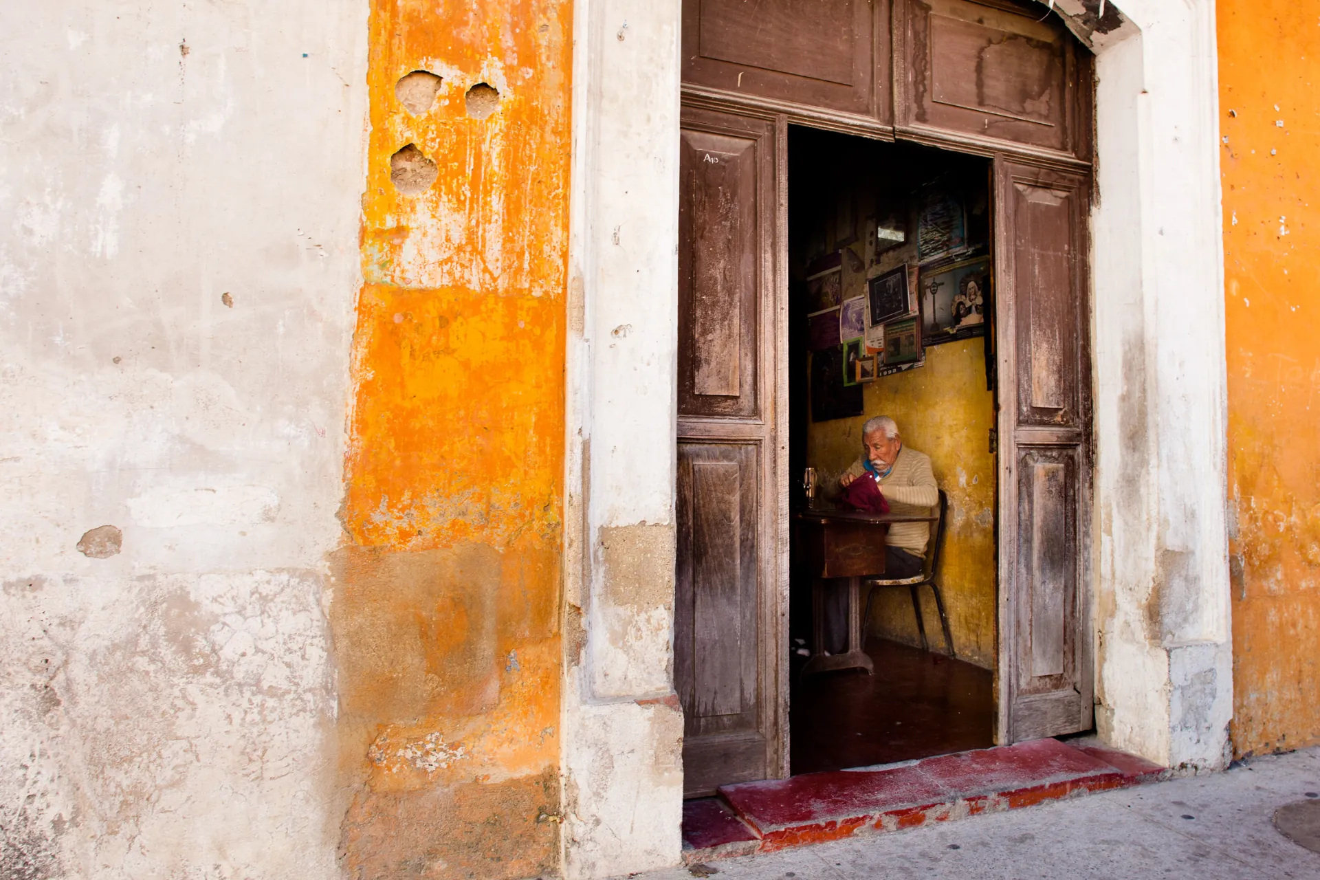 Krawiec pracujący w swoim małym warsztacie w Antigua Krawiec pracujący w swoim małym warsztacie w Antigua