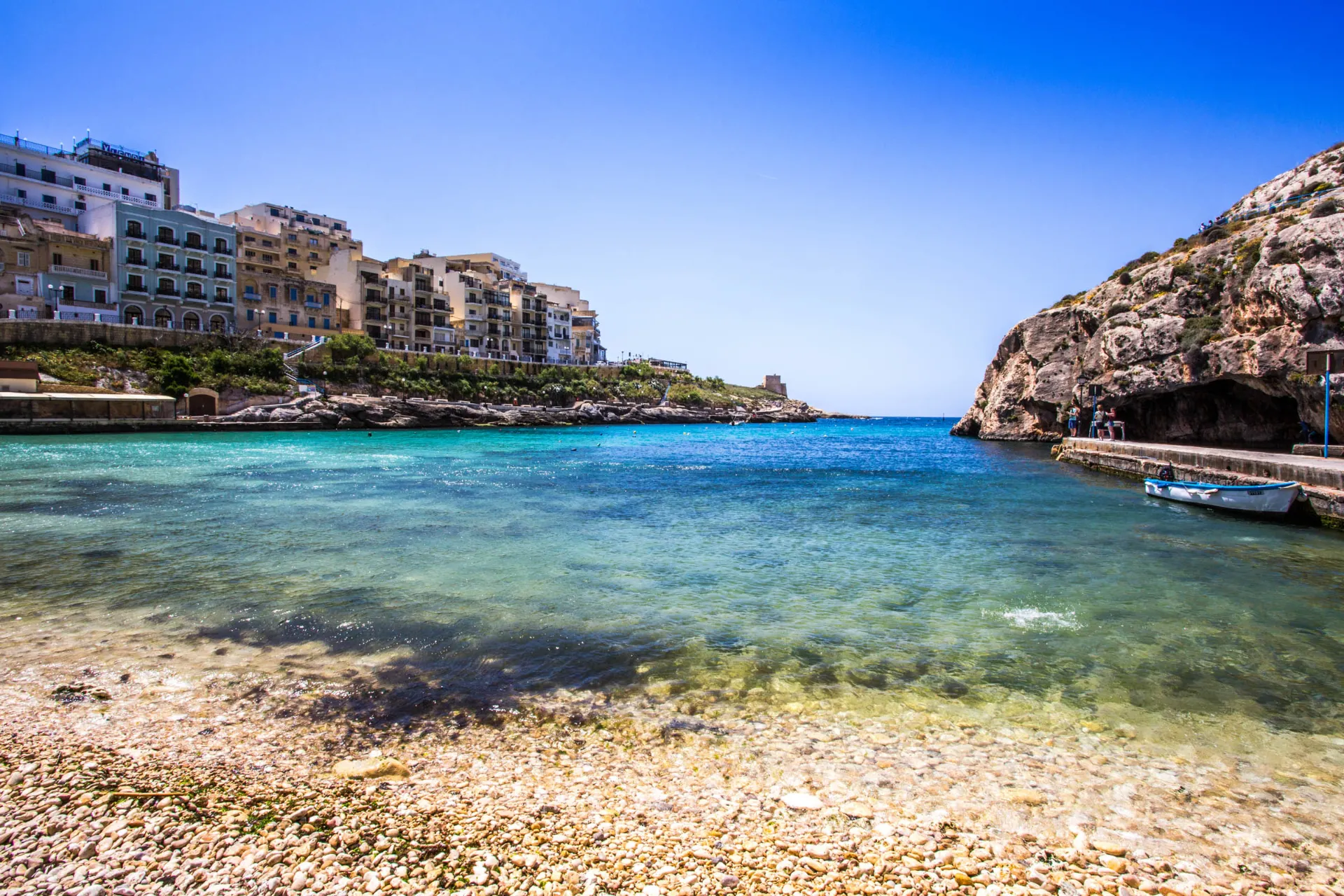 Krystalicznie czysta woda i domy nadmorskie w Xlendi Bay na Gozo Krystalicznie czysta woda i domy nadmorskie w Xlendi Bay na Gozo