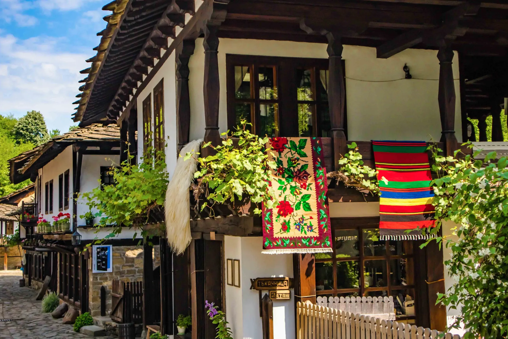 Tradycyjne domy w muzeum na wolnym powietrzu Etar, pokazujące bułgarskie rzemiosło i architekturę XIX wieku