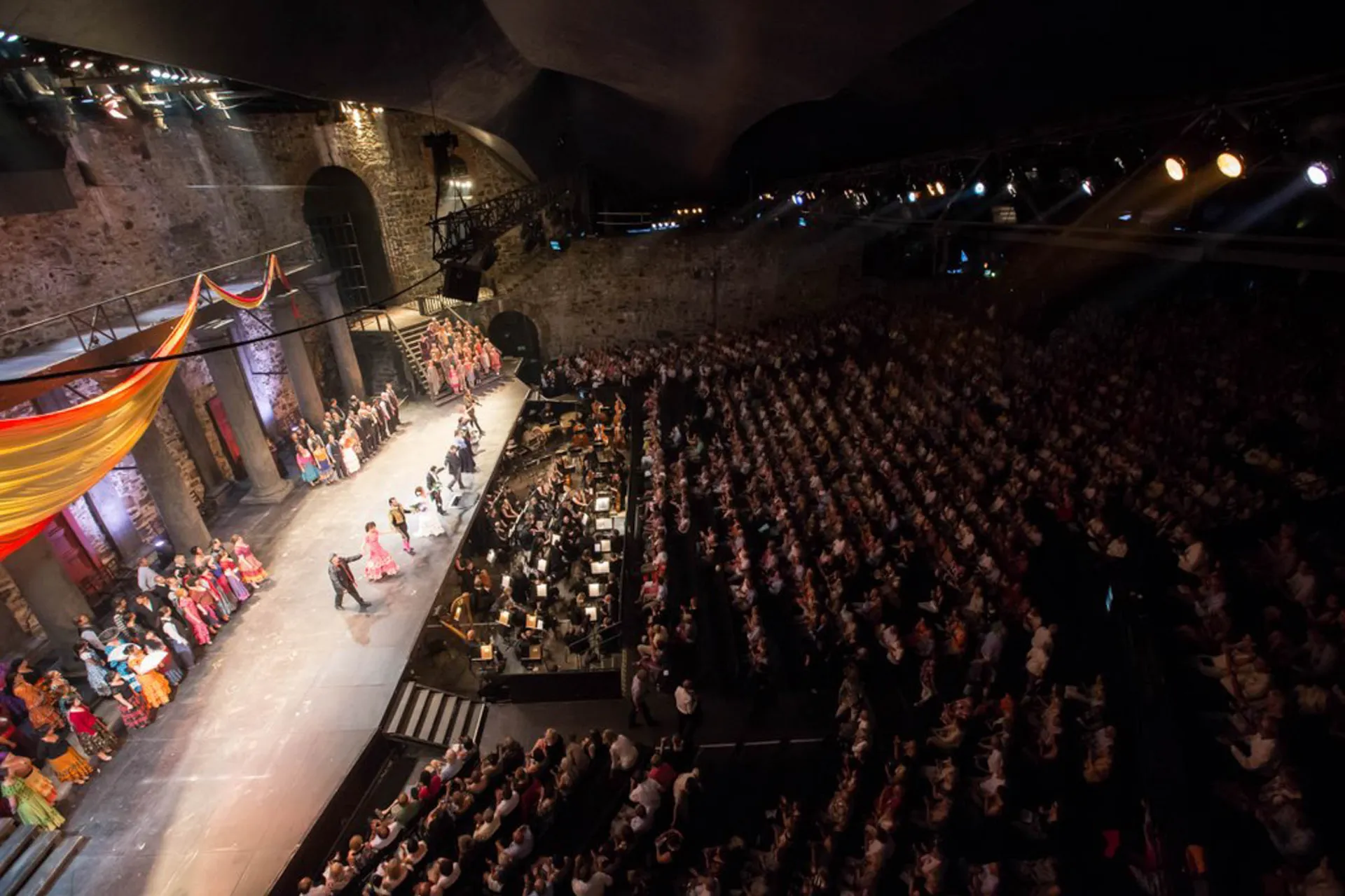 Śpiewacy operowi otrzymują owacje od publiczności Śpiewacy operowi otrzymują owacje od publiczności