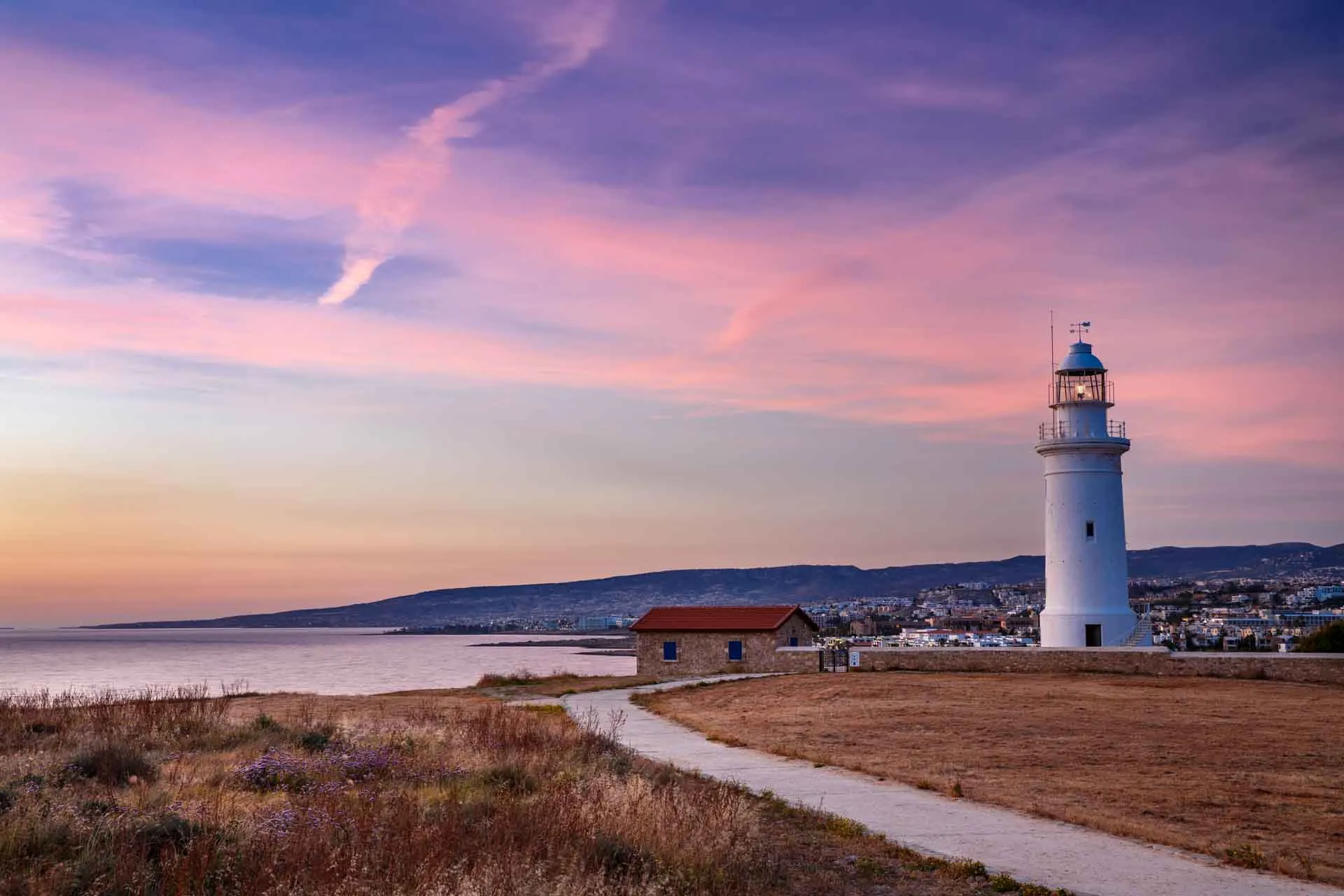 Latarnia w parku archeologicznym w Paphos jest nadal używana