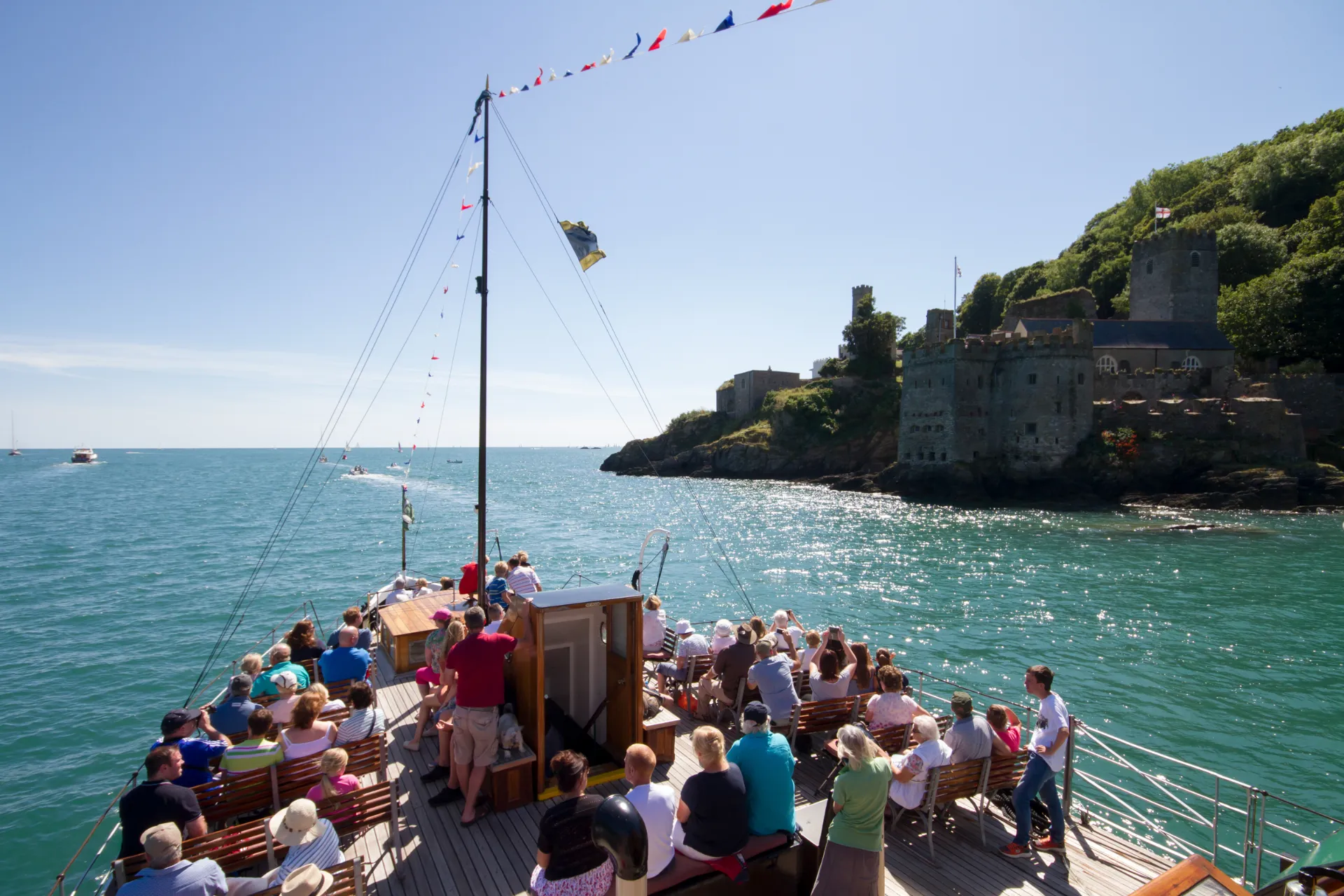 Rejs statkiem po rzece Dart przy Dartmouth Castle – malowniczy rejs wzdłuż wybrzeża Devonu Rejs statkiem po rzece Dart przy Dartmouth Castle – malowniczy rejs wzdłuż wybrzeża Devonu