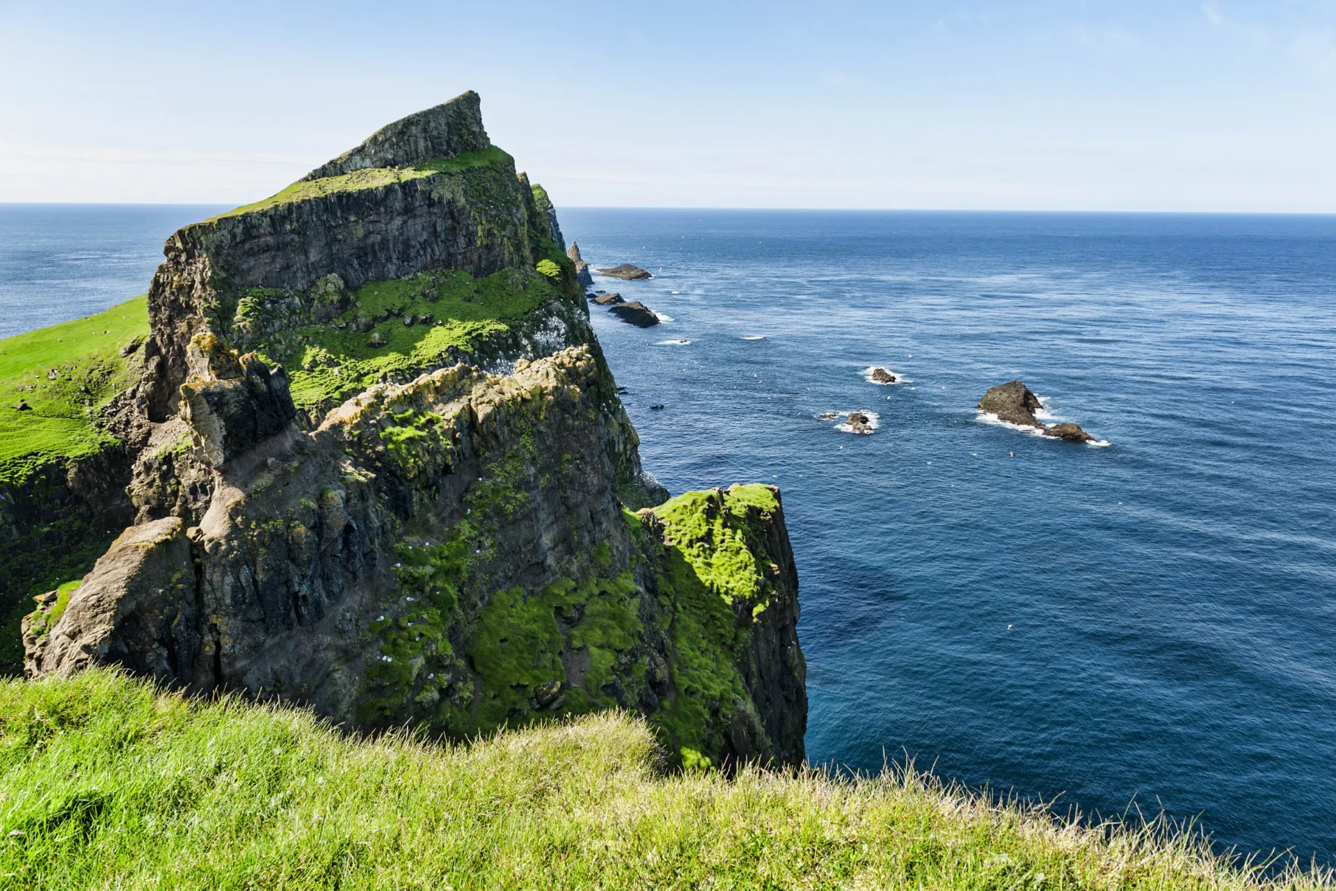 Surowe klify spotykają się z morzem Surowe klify spotykają się z morzem