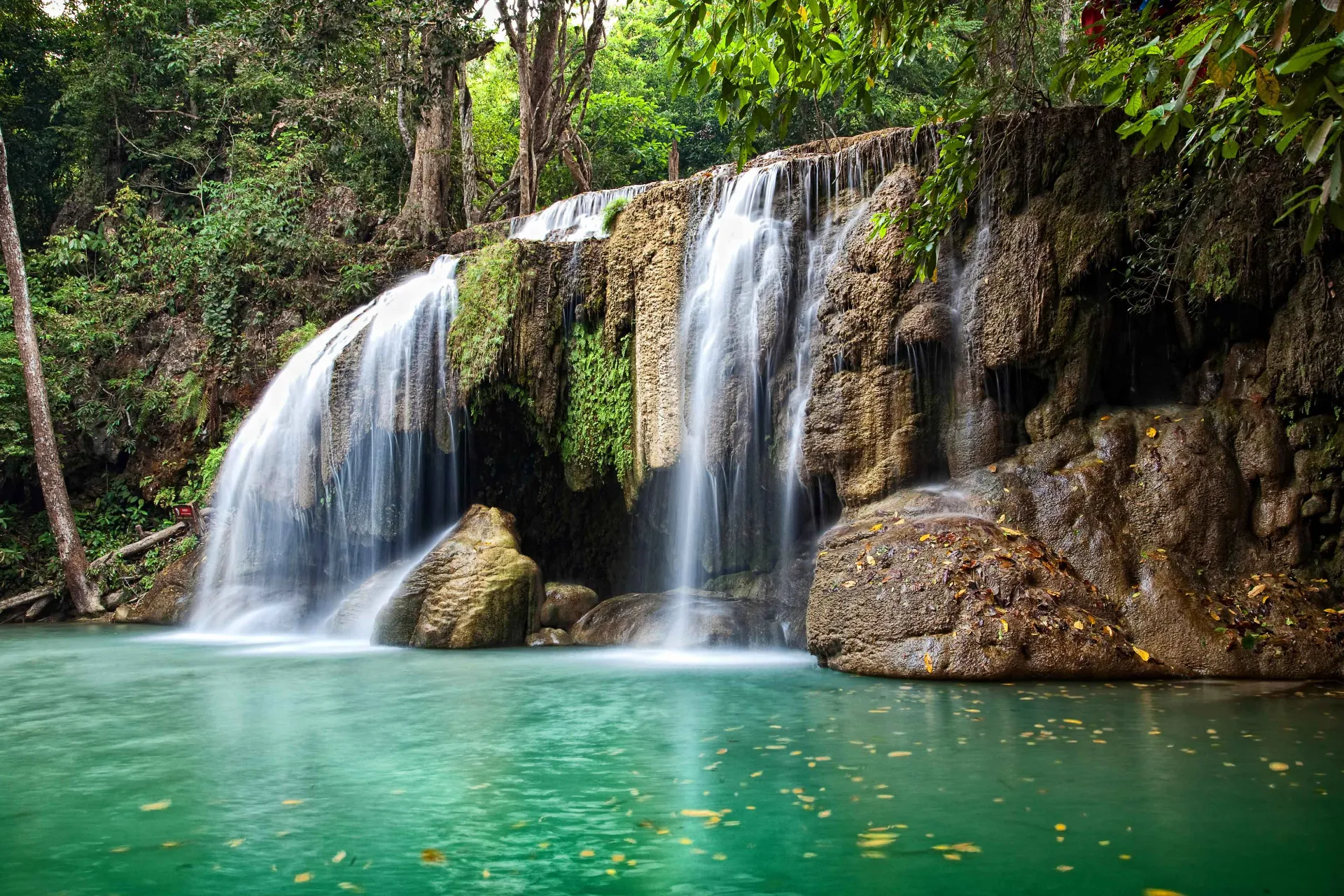 Wodospad w historycznym parku w Ayutthayi