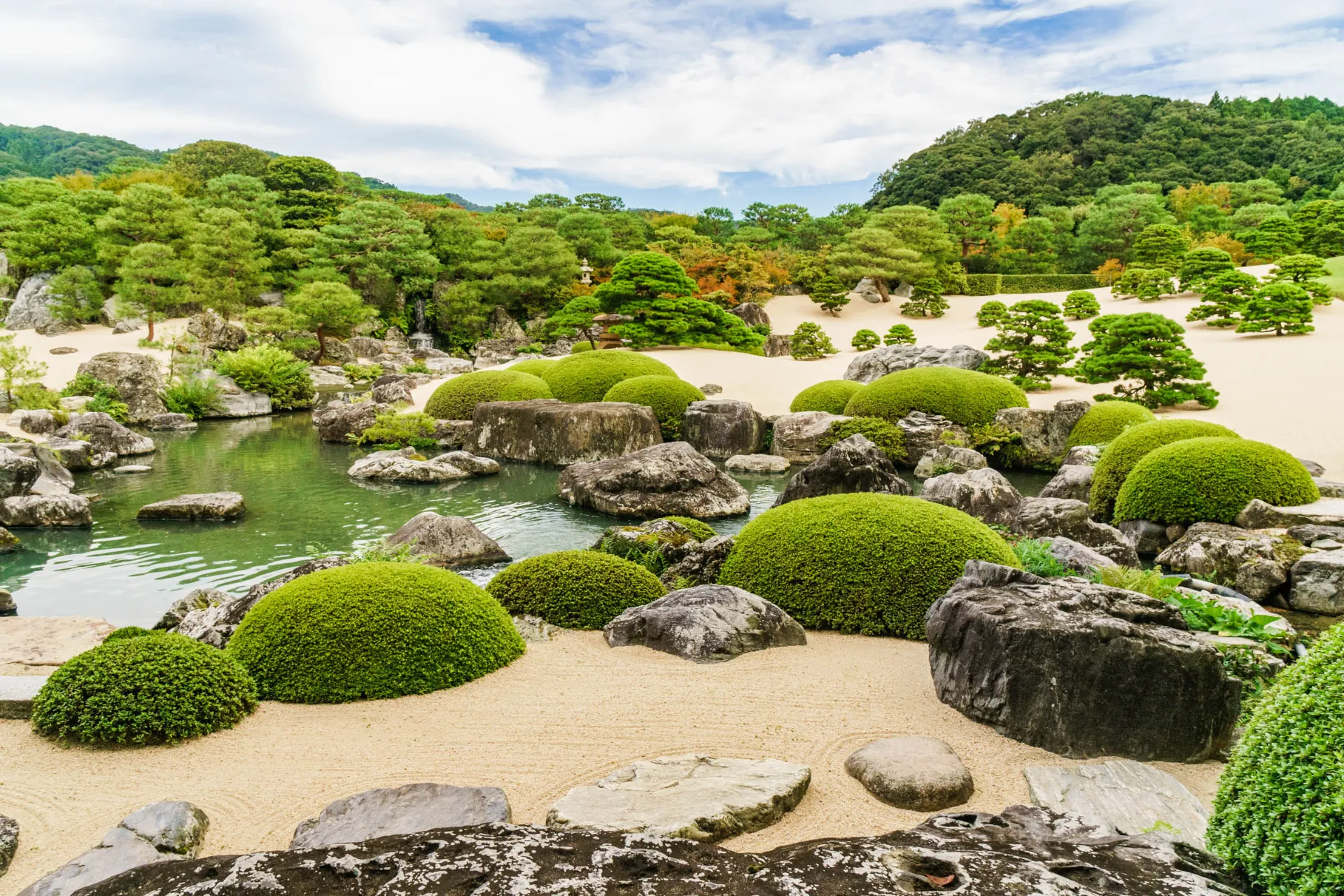 Nagrodzony japoński ogród przy muzeum Adachi