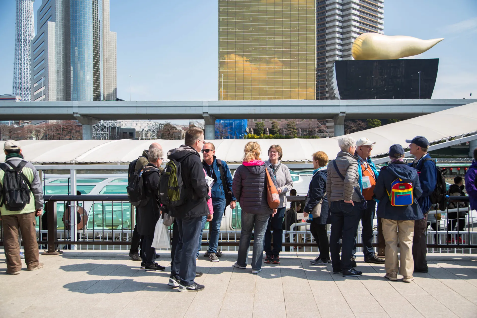 Turyści przygotowują się do rejsu po rzece w Asakusie, Tokio
