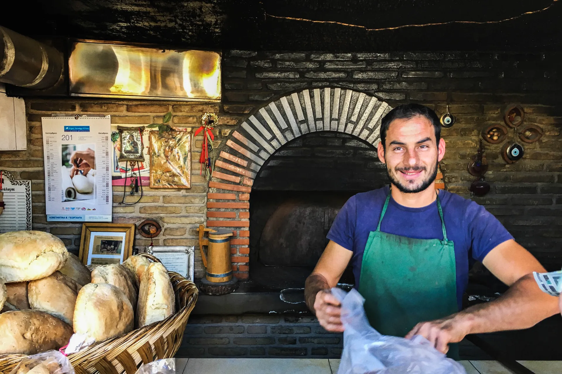 Kosz pełen chleba u lokalnego piekarza Kosz pełen chleba u lokalnego piekarza