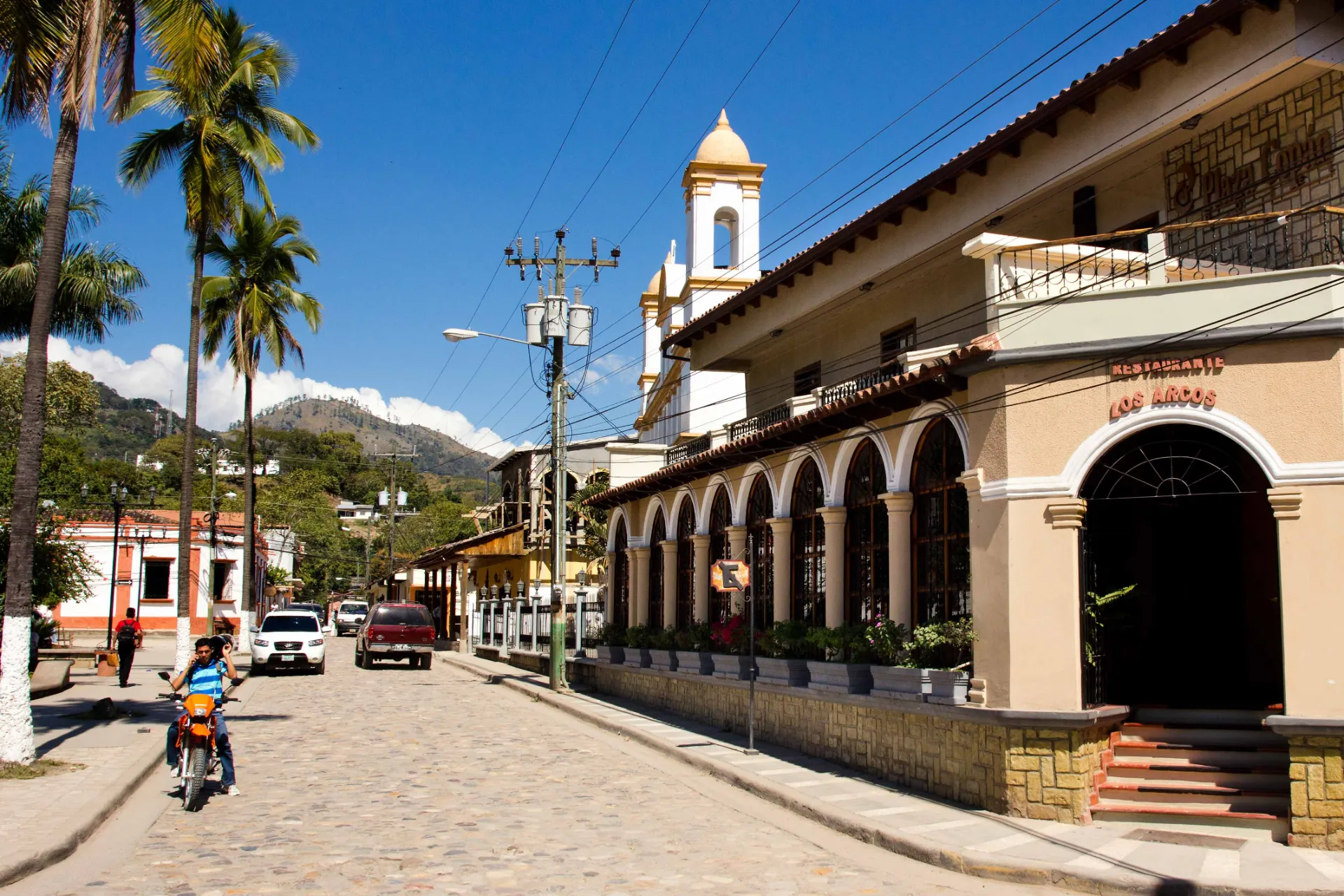 Ruiny Majów w Copán, gdzie stare tarasy kamienne i rzeźby świadczą o zaawansowanej cywilizacji