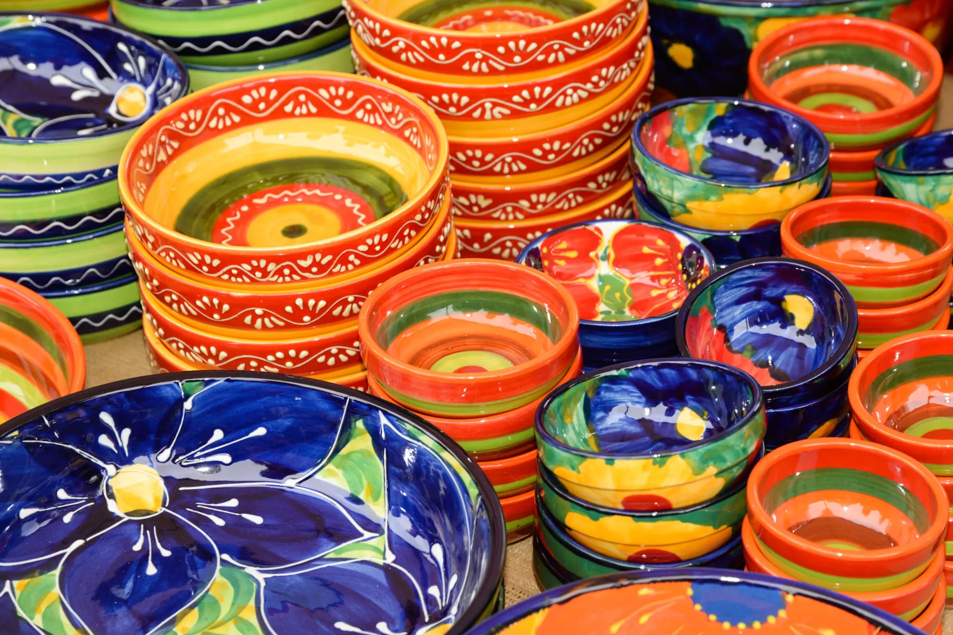 Ceramika w wielu kolorach jest widoczna na wielu targach Ceramika w wielu kolorach jest widoczna na wielu targach