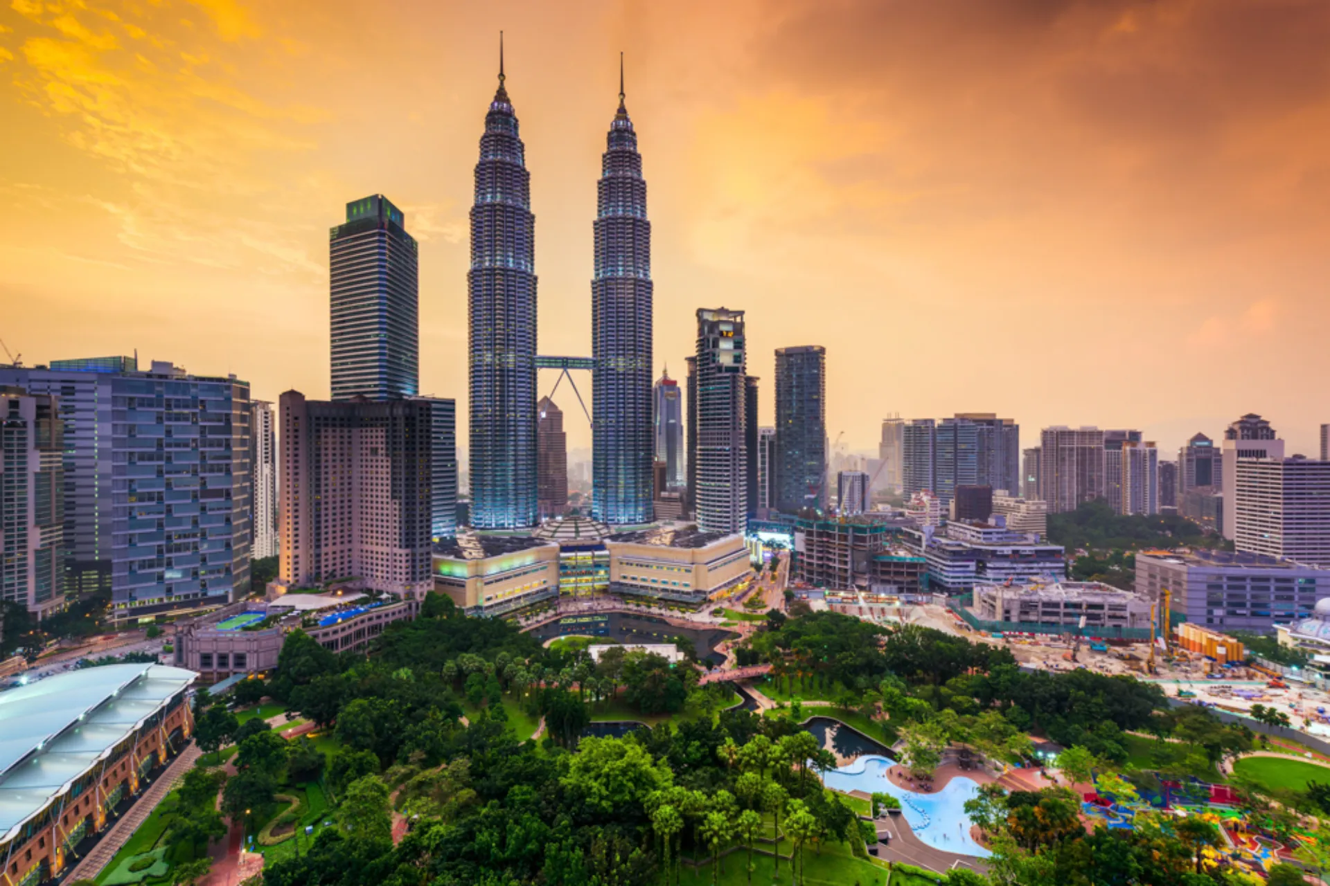 Panorama Kuala Lumpur z kultowymi wieżami Petronas Twin Towers w centrum