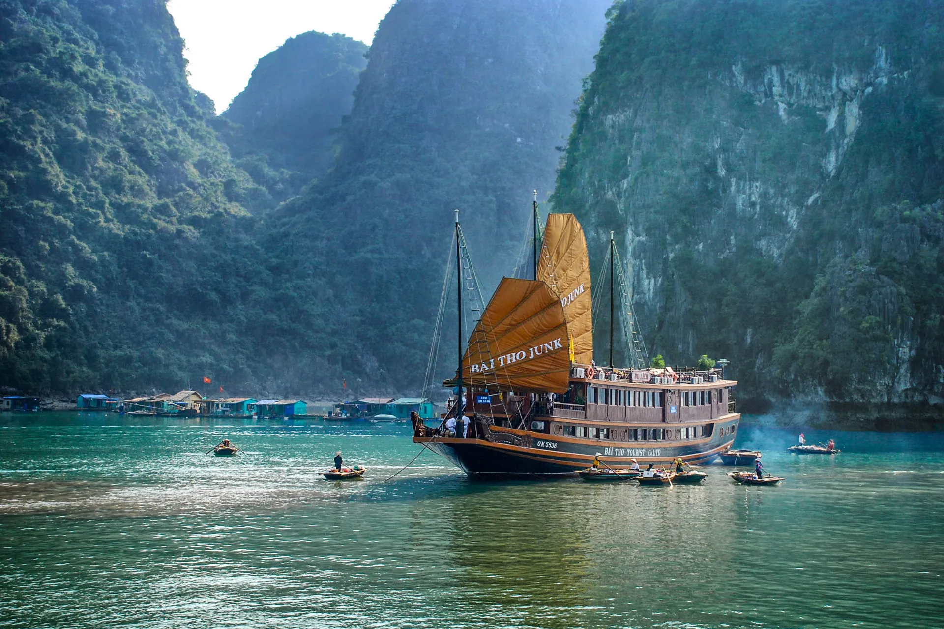 Wietnamska dżonka w zatoce Halong Wietnamska dżonka w zatoce Halong