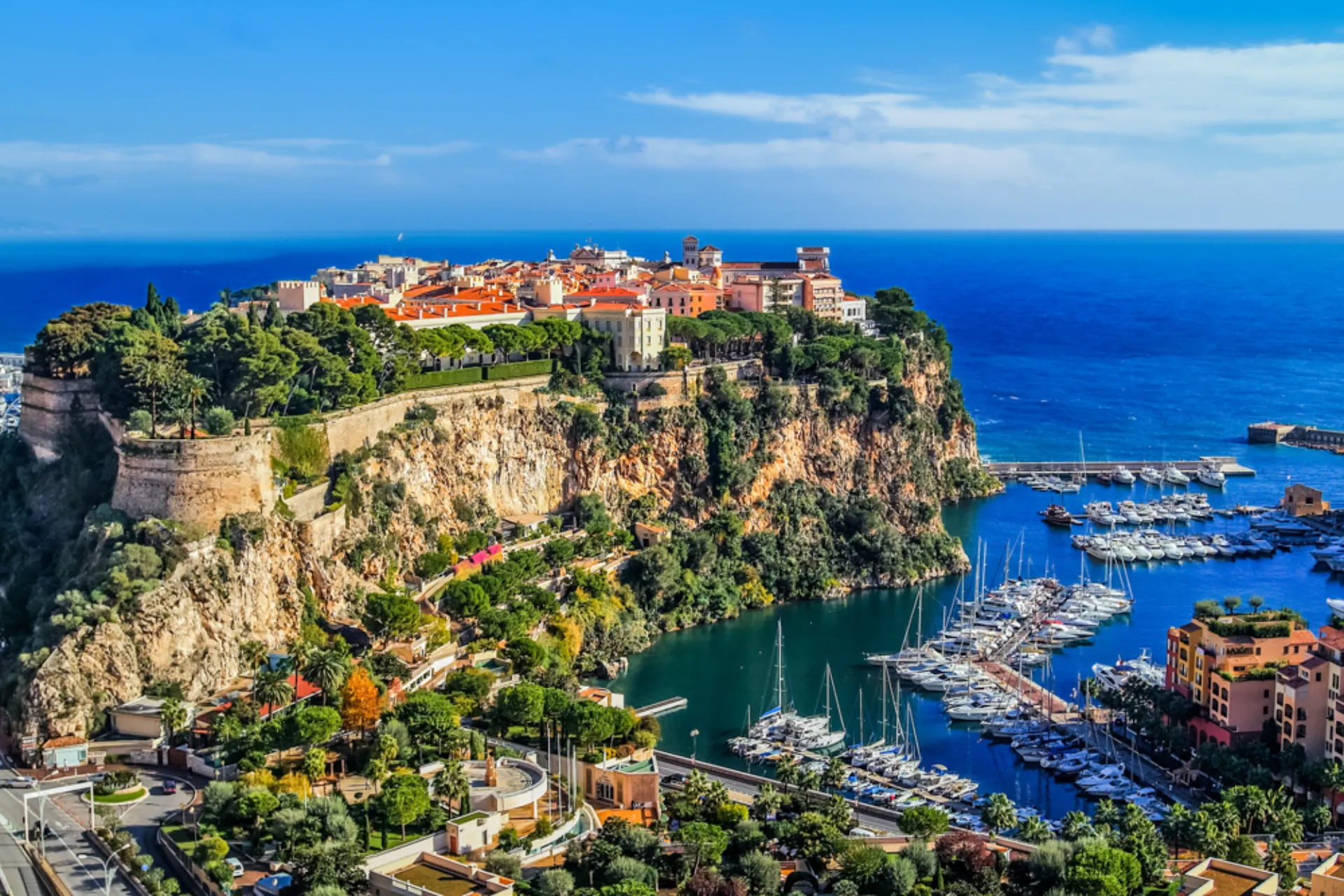 Monaco-Ville (Le Rocher) – stare miasto Monako położone na skale nad Morzem Śródziemnym. Znajduje się tu między innymi Pałac Książęcy Monaco-Ville (Le Rocher) – stare miasto Monako położone na skale nad Morzem Śródziemnym. Znajduje się tu między innymi Pałac Książęcy