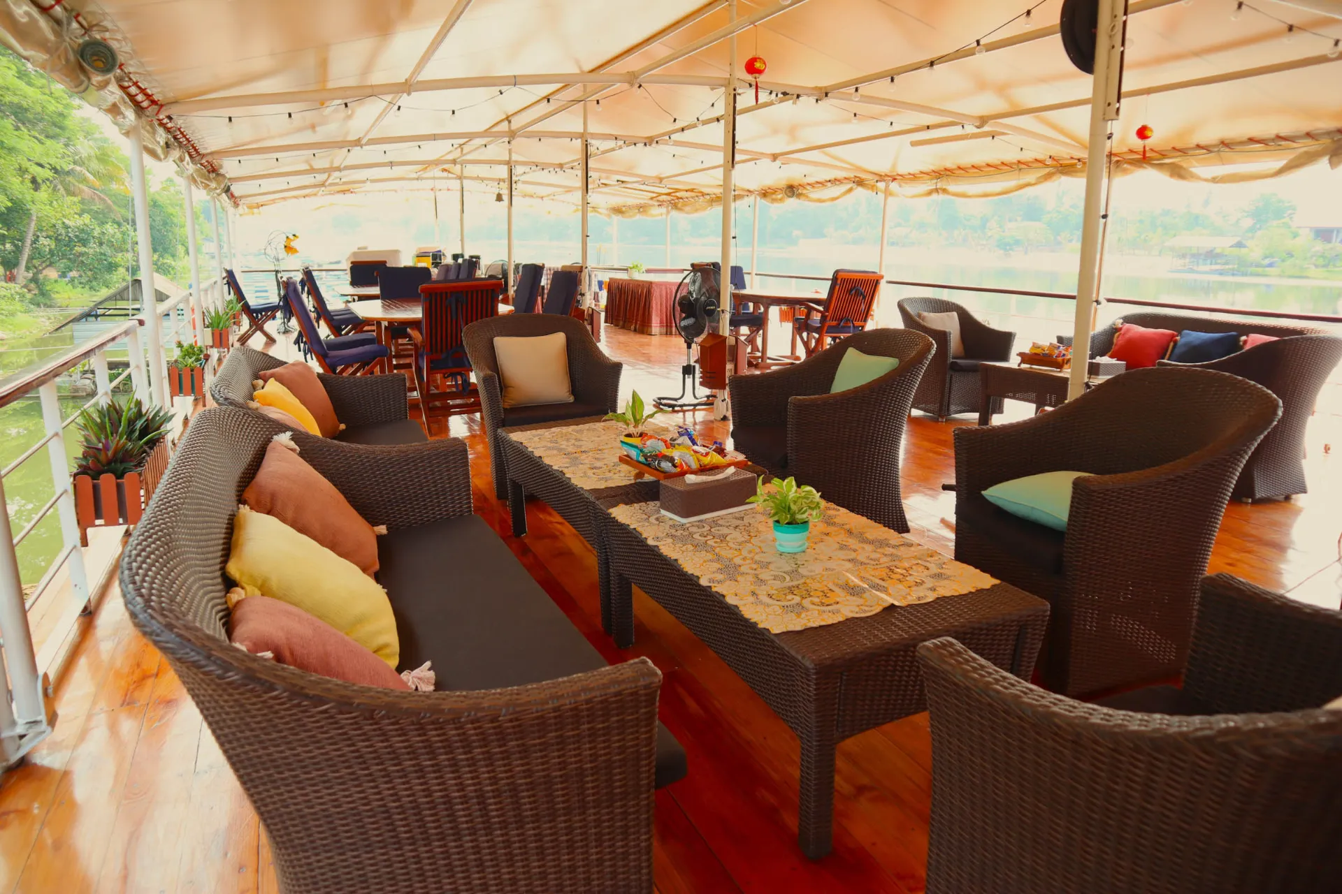 Wnętrze statku z miękkimi poduszkami Wnętrze statku z miękkimi poduszkami