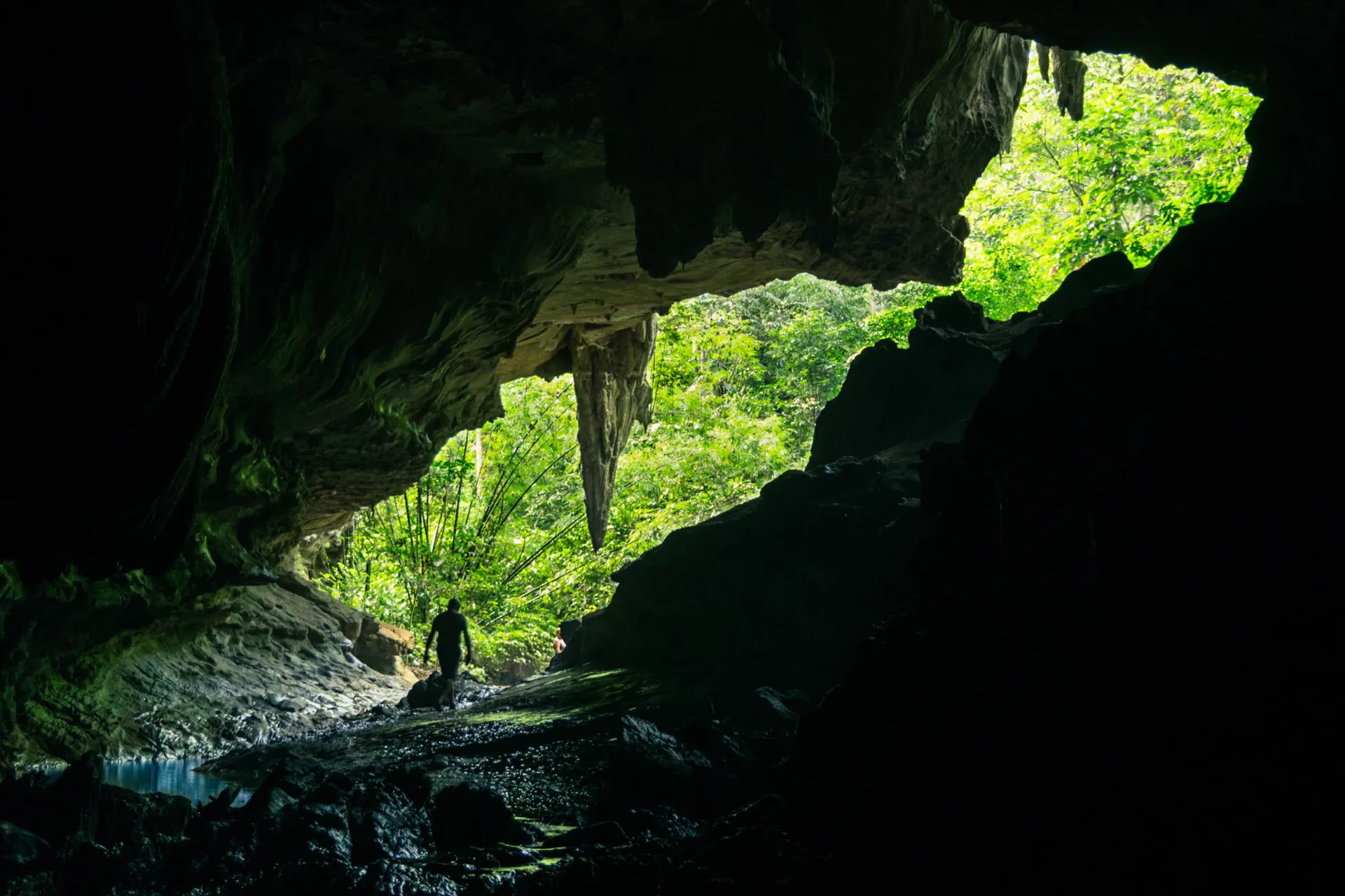 Odkrywanie jaskiń w Parku Narodowym Khao Sok Odkrywanie jaskiń w Parku Narodowym Khao Sok