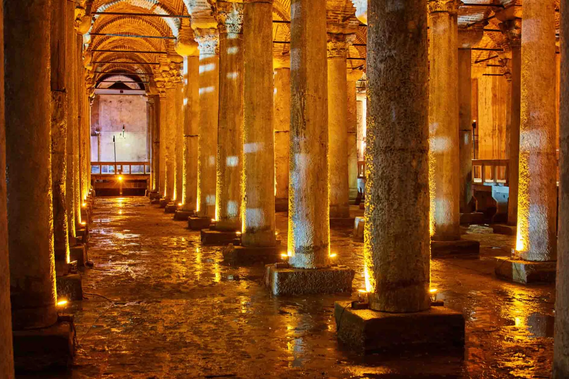 Tajemnicza Cysterna Bazyliki w Stambule, podziemny pałac wodny z VI wieku