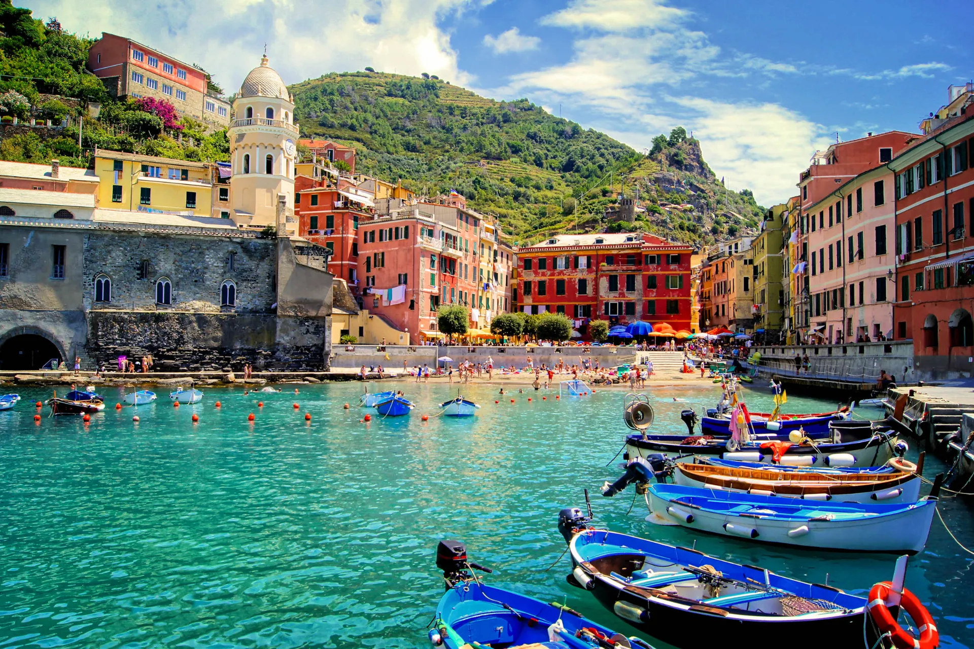 Vernazza w Cinque Terre z łodziami i kolorowymi domami