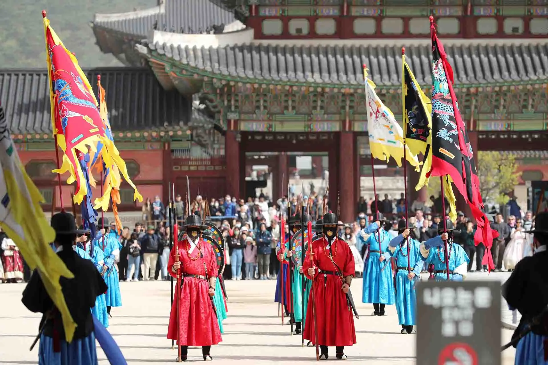 Pałac Gyeongbokgung w Seulu – słynny z ceremonii zmiany warty
