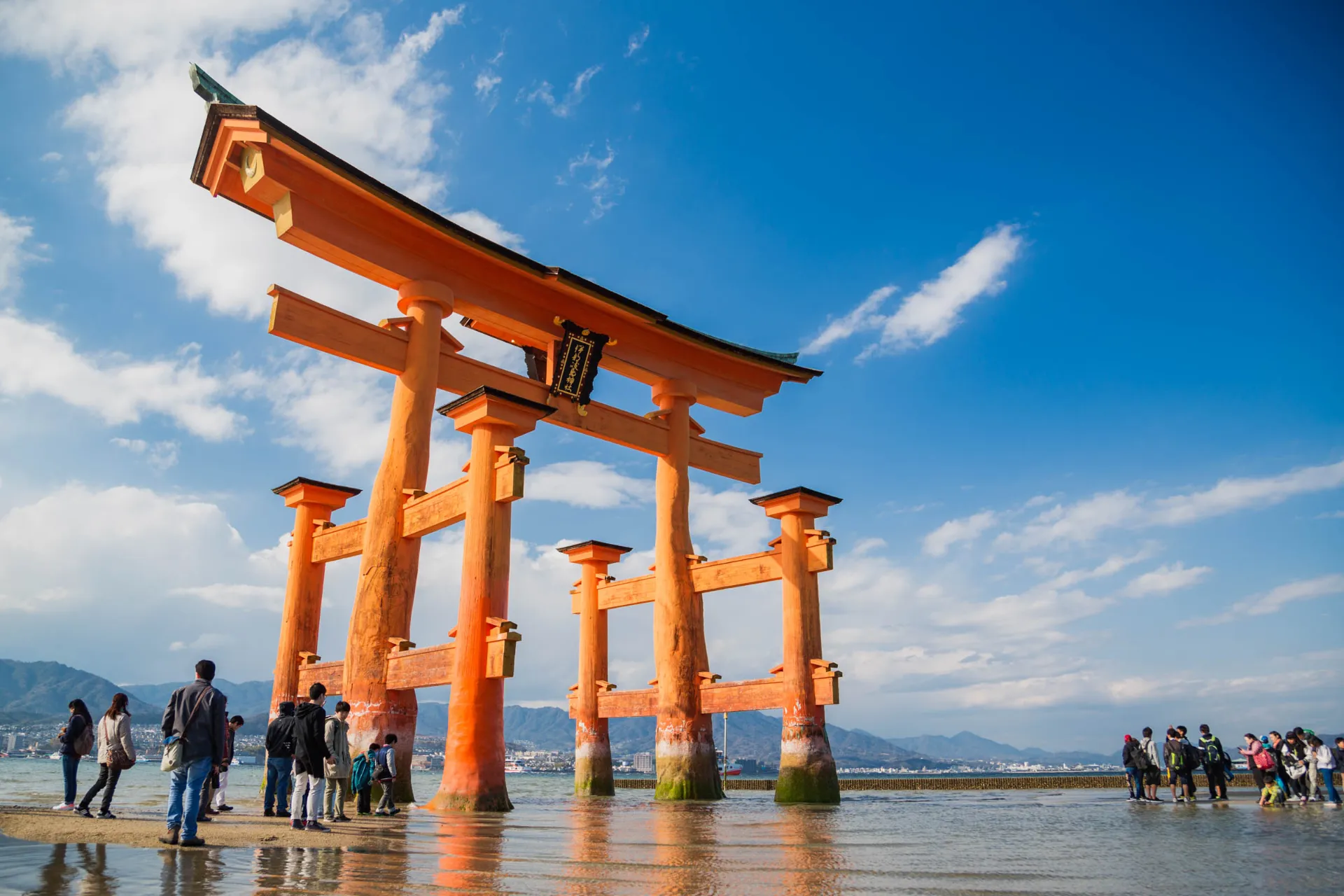 Unosząca się czerwona brama torii w wodzie przy wyspie Miya-jima Unosząca się czerwona brama torii w wodzie przy wyspie Miya-jima