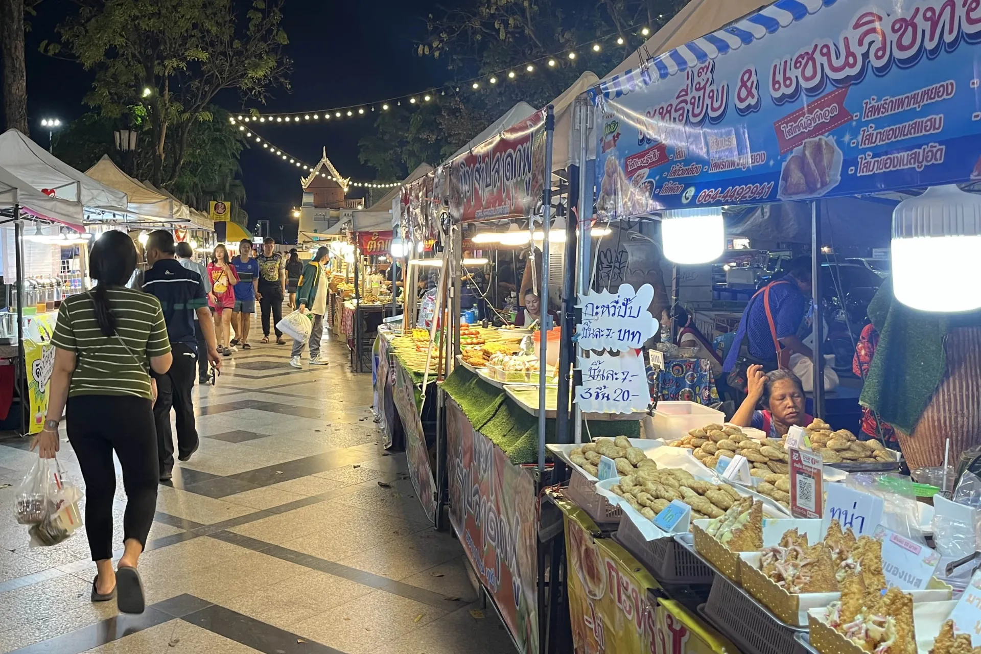 Tętniąca życiem scena street food w Tajlandii Tętniąca życiem scena street food w Tajlandii