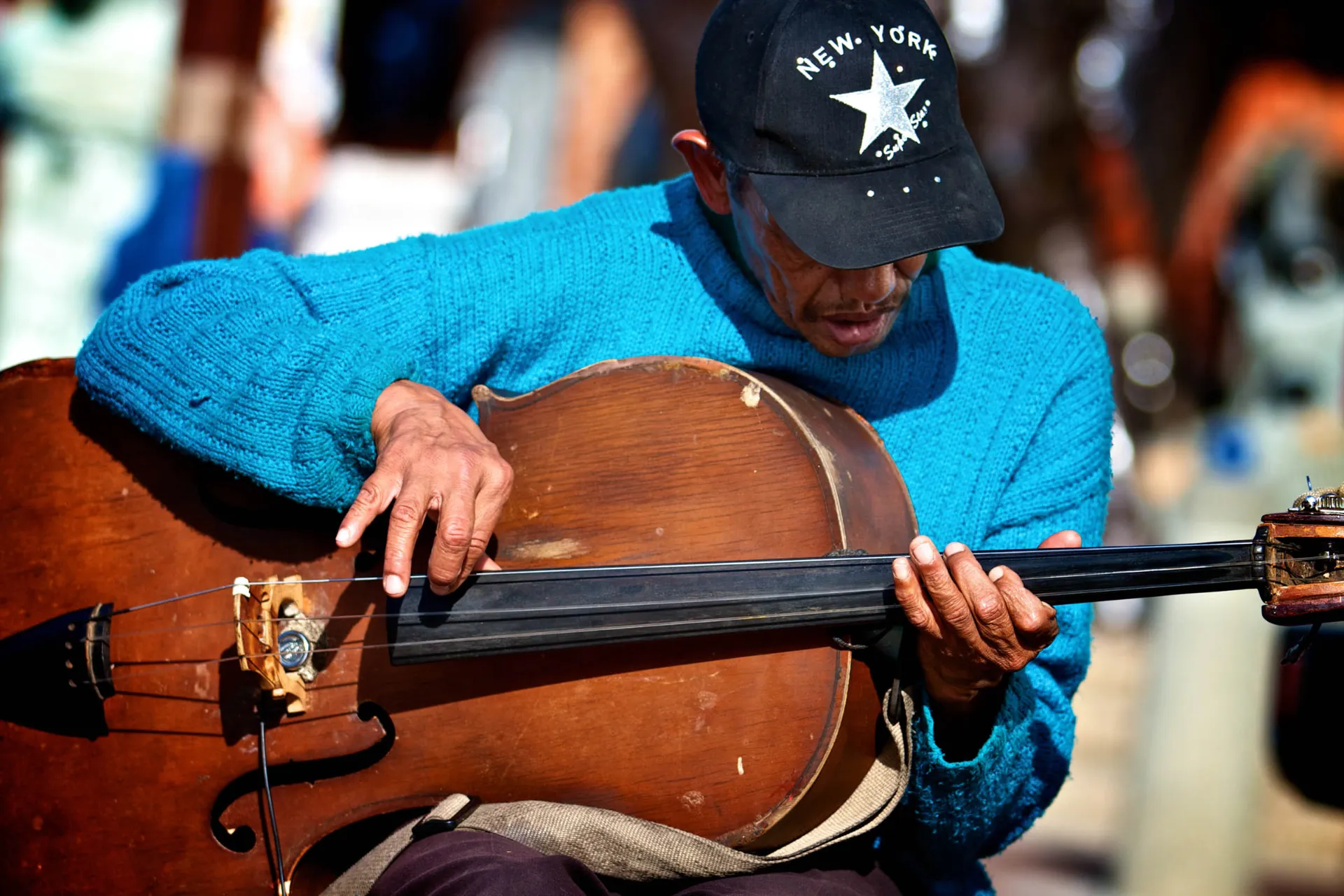 Jeden z wielu (często dobrych) grajków ulicznych Jeden z wielu (często dobrych) grajków ulicznych