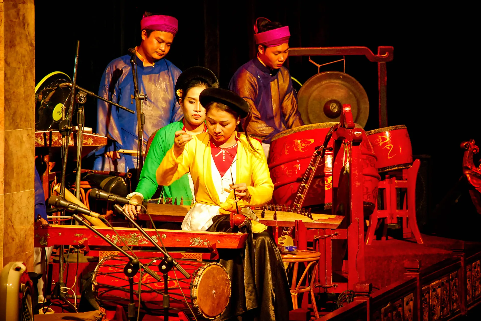 Do teatru lalek wodnych w Hanoi Do teatru lalek wodnych w Hanoi