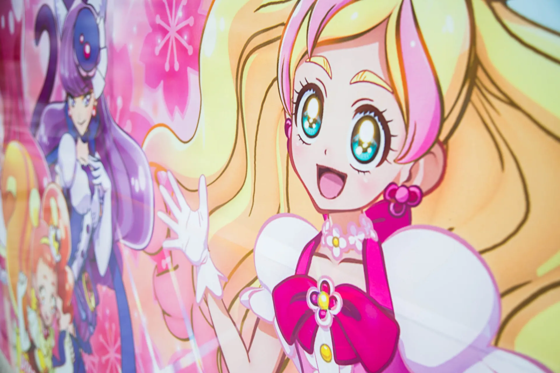 Kolorowa postać z anime z japońskiej serii typu &quot;magical girl&quot;