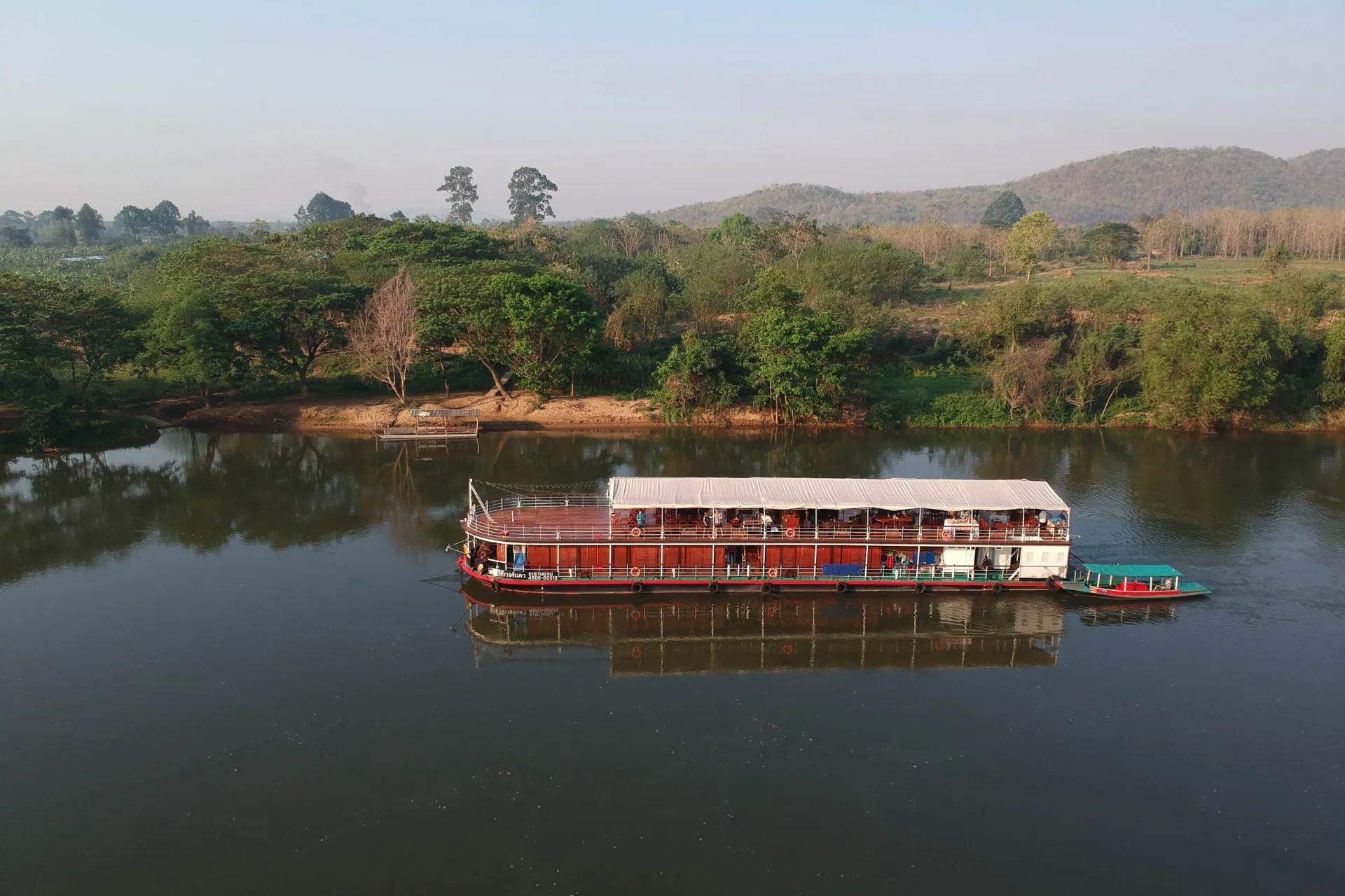 Statek płynie spokojnie