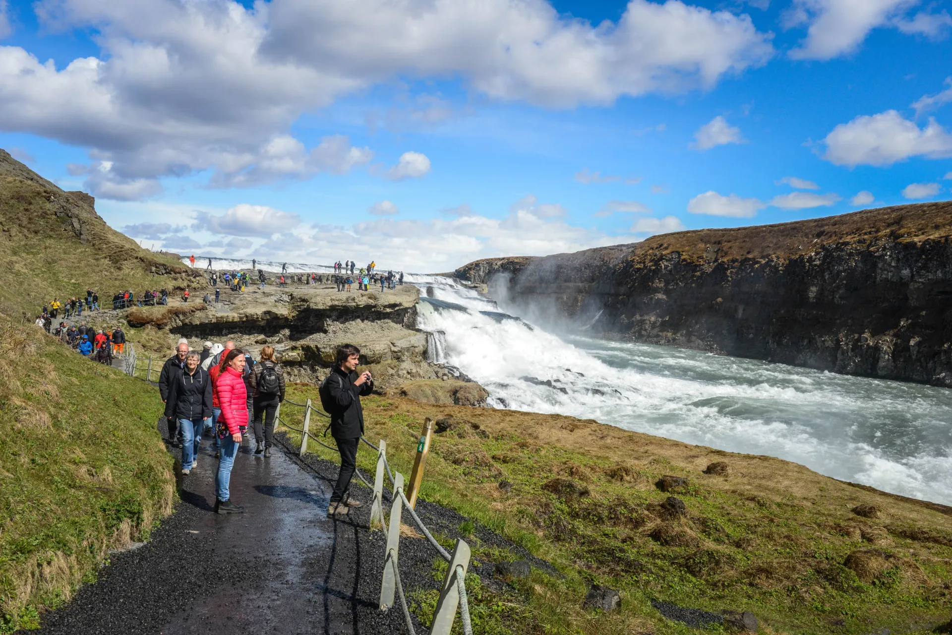 32-metrowy Gullfoss spada w dwóch etapach 32-metrowy Gullfoss spada w dwóch etapach