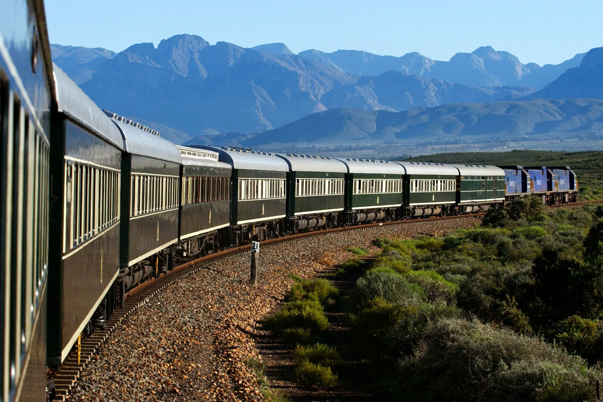 Ciesz się afrykańskimi krajobrazami podczas jazdy pociągiem Ciesz się afrykańskimi krajobrazami podczas jazdy pociągiem