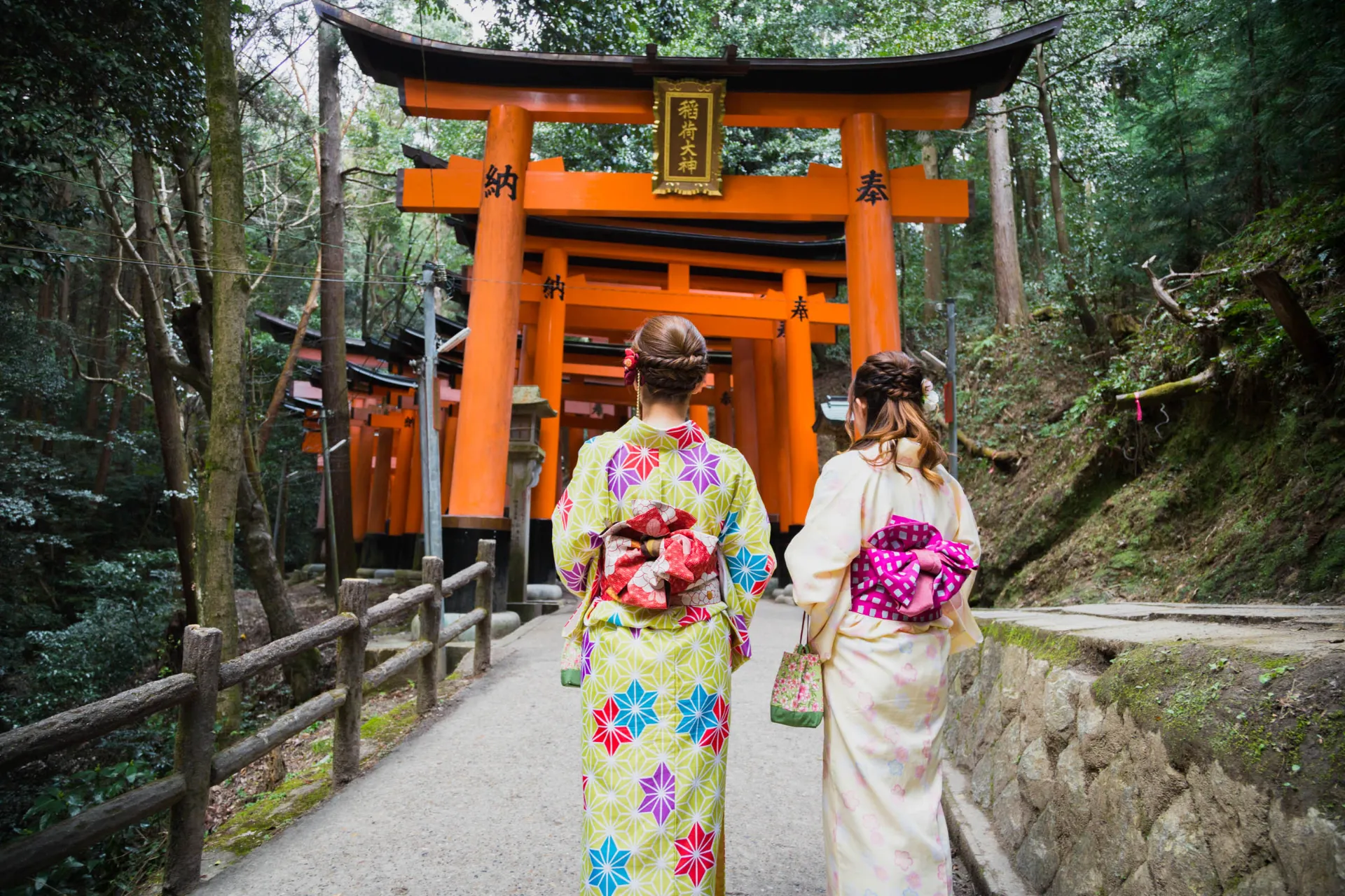 Przy chramie shinto Fushimi Inari-taisha Przy chramie shinto Fushimi Inari-taisha