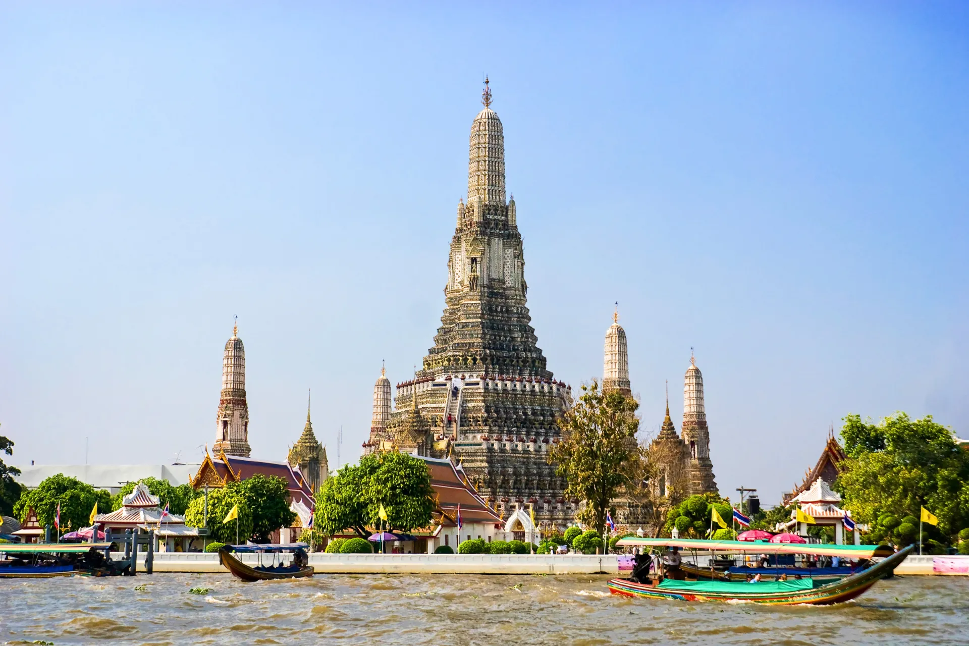 Wat Arun – znana również jako Świątynia Świtu – znajduje się w Bangkoku Wat Arun – znana również jako Świątynia Świtu – znajduje się w Bangkoku