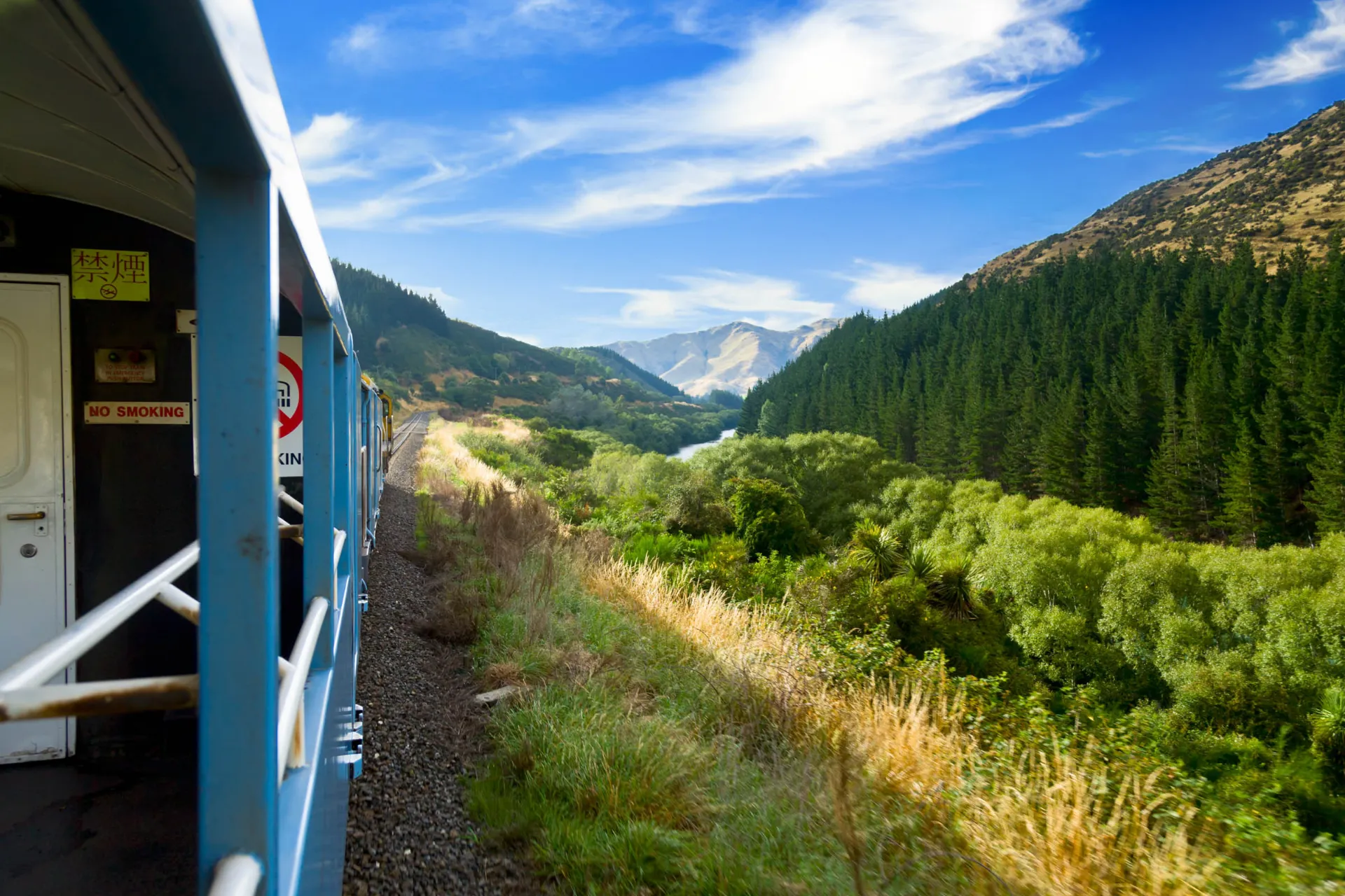 Pociąg TranzAlpine w Nowej Zelandii kursuje między Christchurch a Greymouth Pociąg TranzAlpine w Nowej Zelandii kursuje między Christchurch a Greymouth