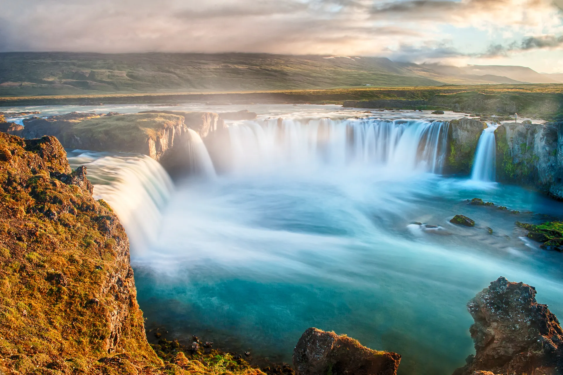 Wodospad Goðafoss ma około 12 metrów wysokości i 30 metrów szerokości Wodospad Goðafoss ma około 12 metrów wysokości i 30 metrów szerokości