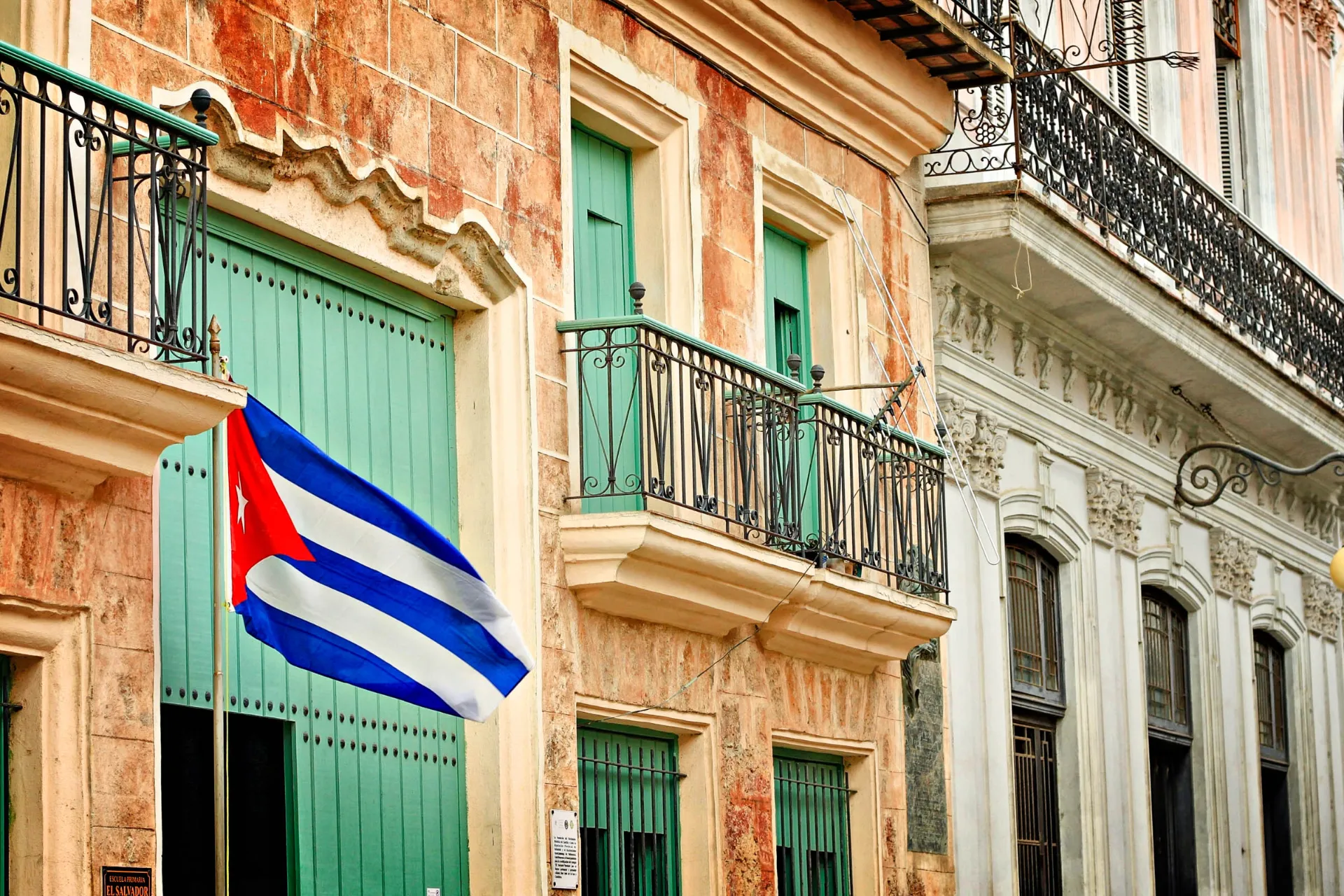 Ikoniczne fasady i flagi w Hawanie Ikoniczne fasady i flagi w Hawanie