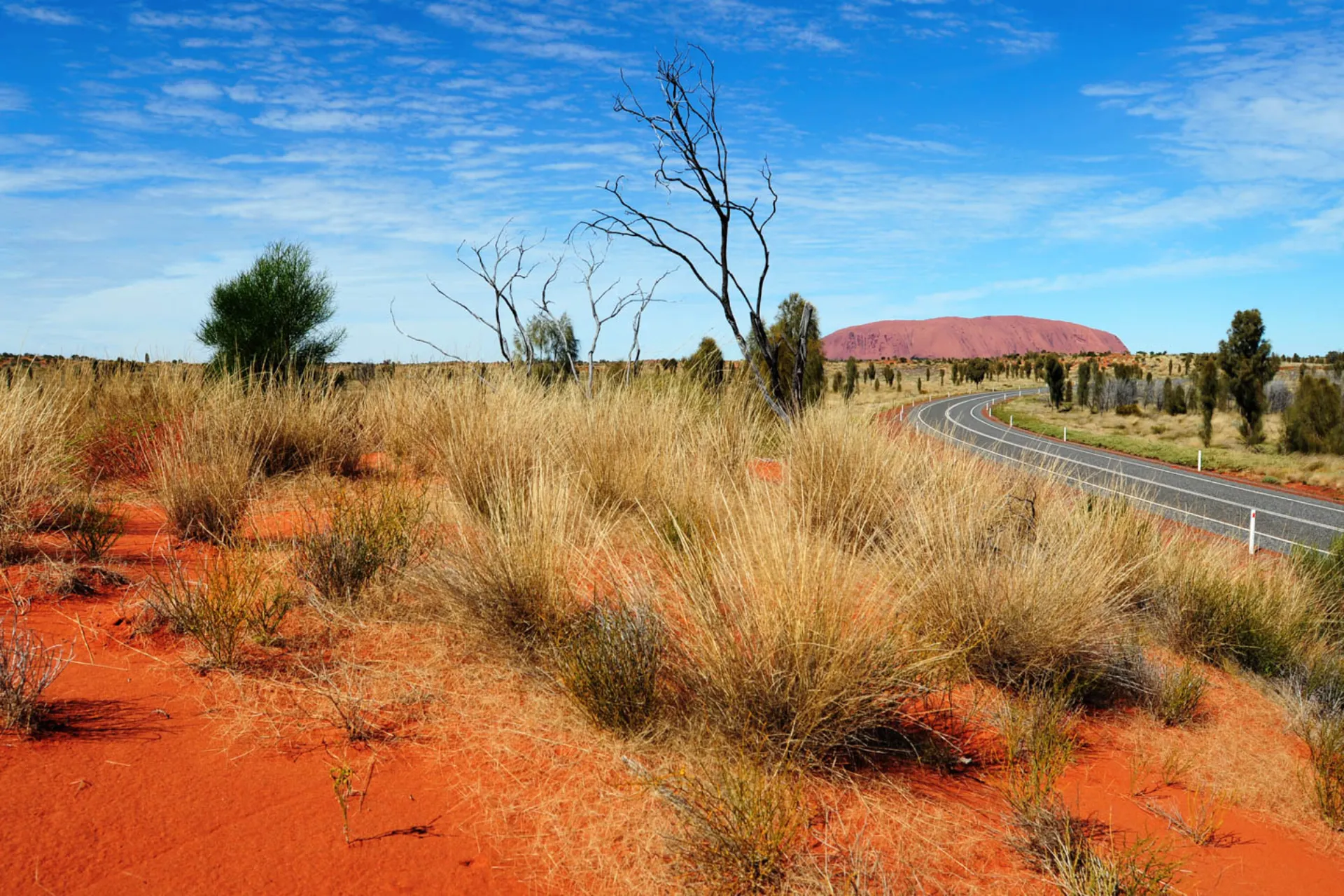 Ayers Rock zmienia kolor w zależności od pozycji słońca Ayers Rock zmienia kolor w zależności od pozycji słońca