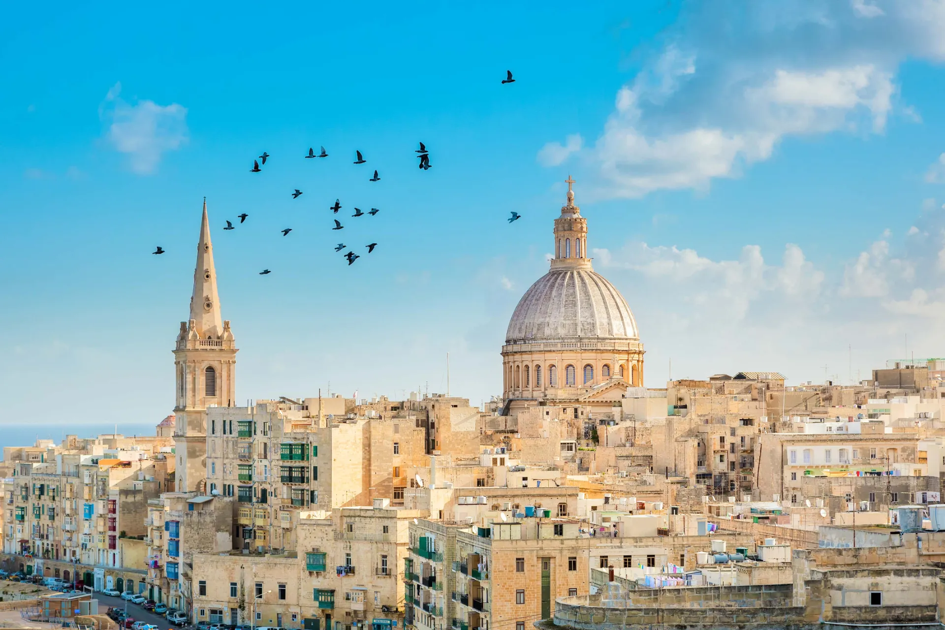 Widok na Vallettę z kultową kopułą kościoła Carmelita i wieżą katedry św. Pawła