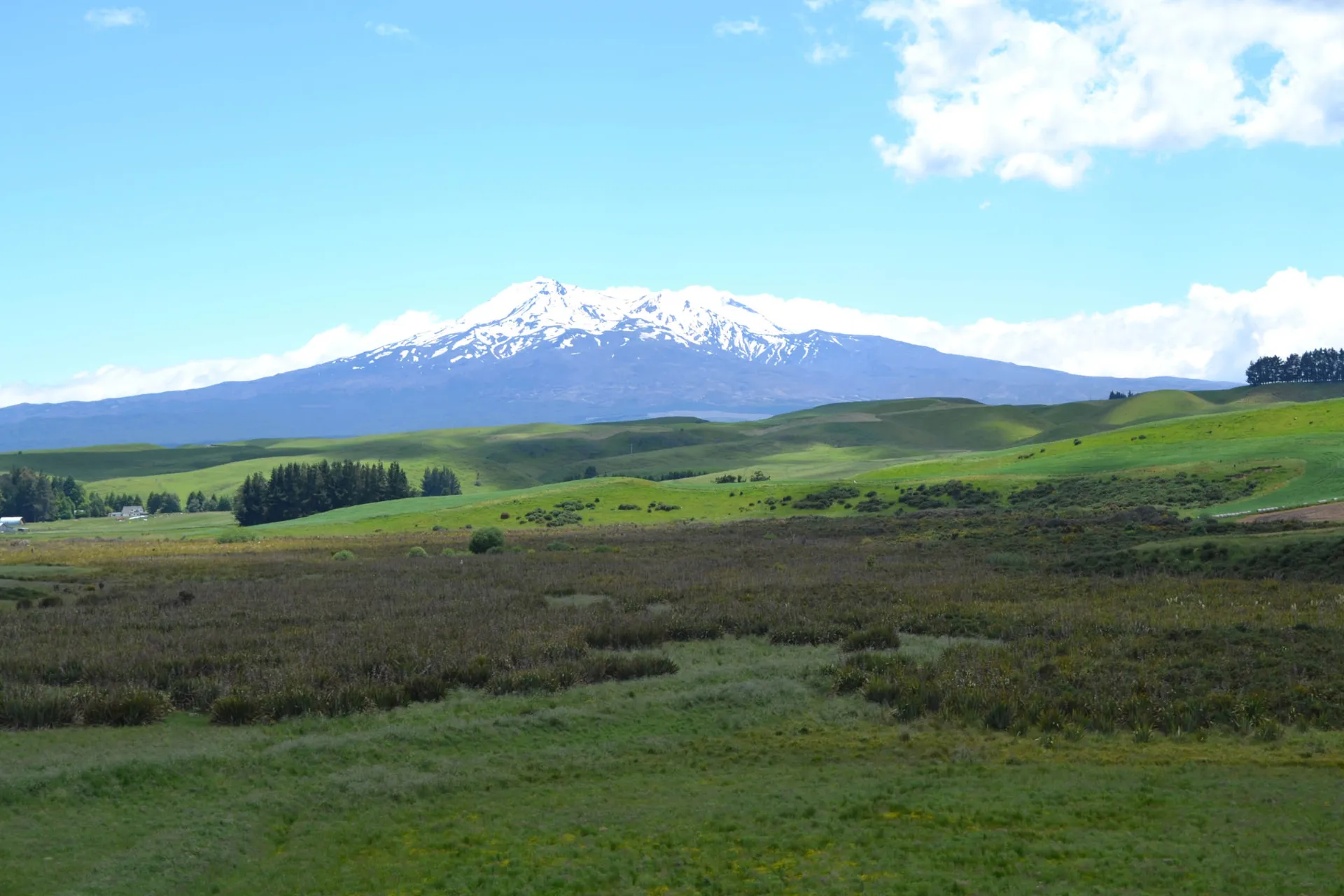 Mount Ruapehu – aktywny wulkan w Parku Narodowym Tongariro na Wyspie Północnej w Nowej Zelandii – miejsce kręcenia "Władcy Pierścieni" Mount Ruapehu – aktywny wulkan w Parku Narodowym Tongariro na Wyspie Północnej w Nowej Zelandii – miejsce kręcenia "Władcy Pierścieni"
