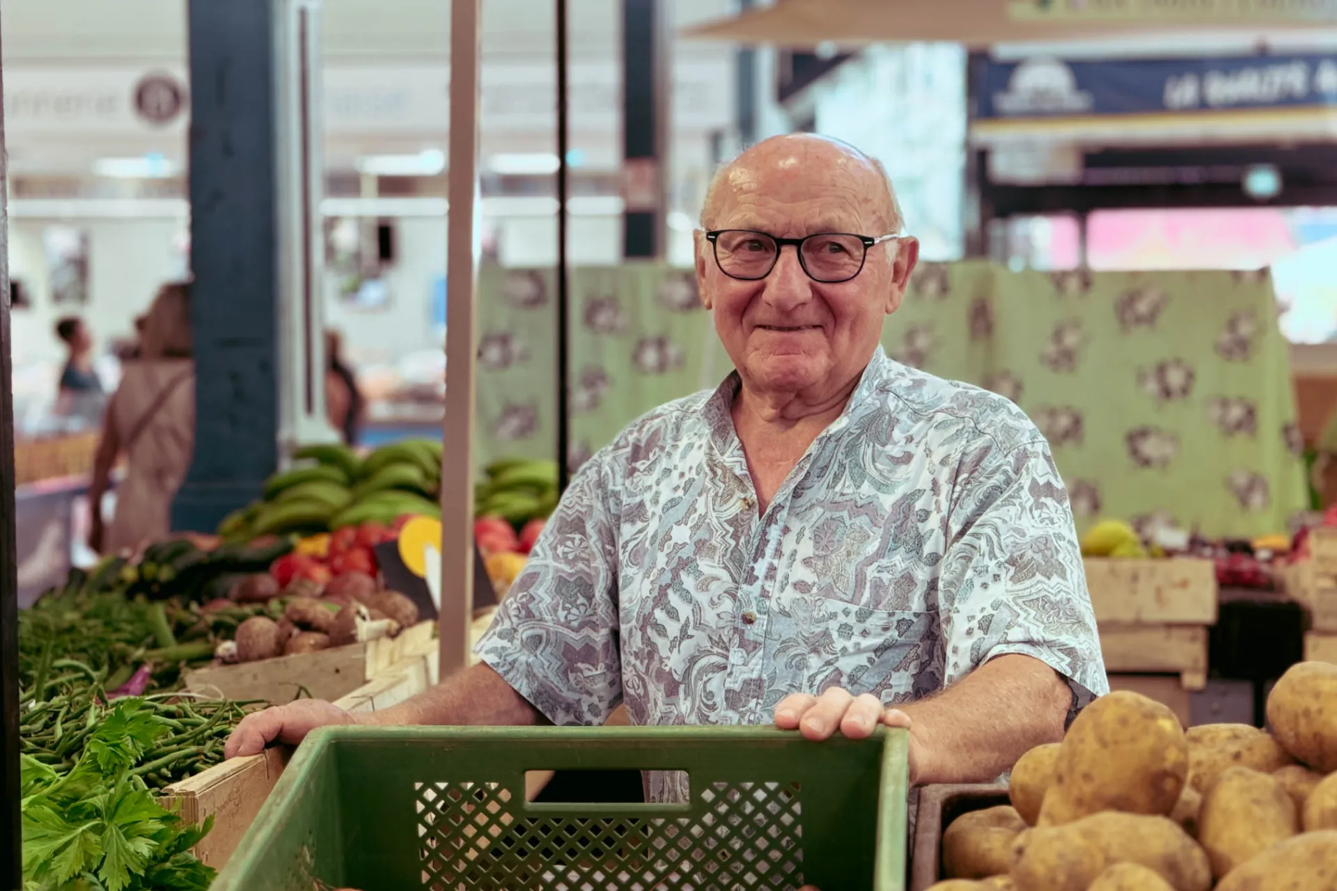 Sprzedawca warzyw - dumny ze swoich produktów