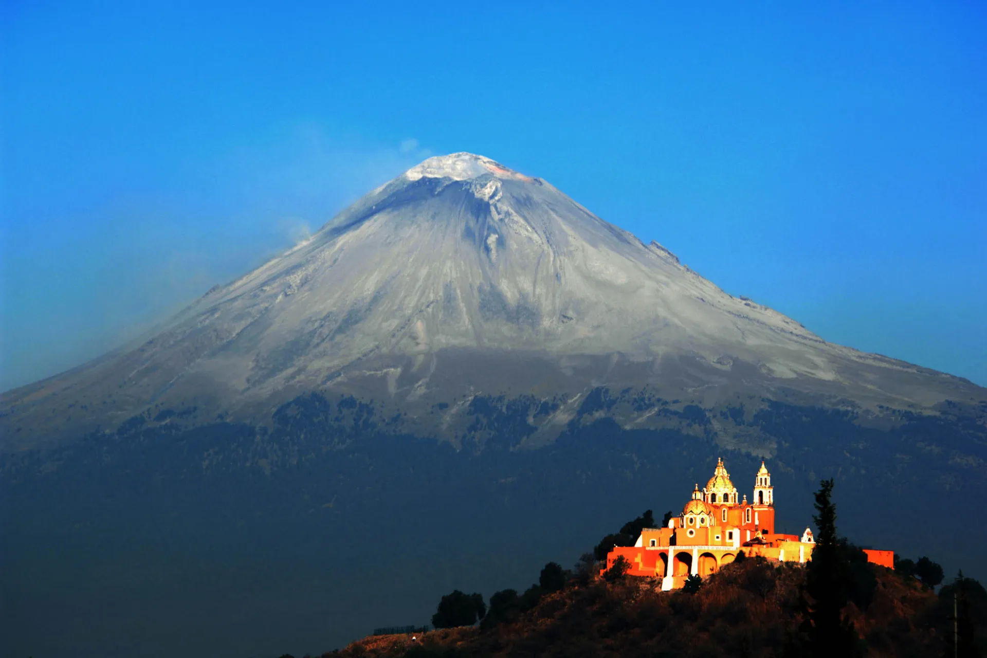 Iglesia de Nuestra Señora de los Remedios z aktywnym wulkanem Popocatépetl w tle Iglesia de Nuestra Señora de los Remedios z aktywnym wulkanem Popocatépetl w tle