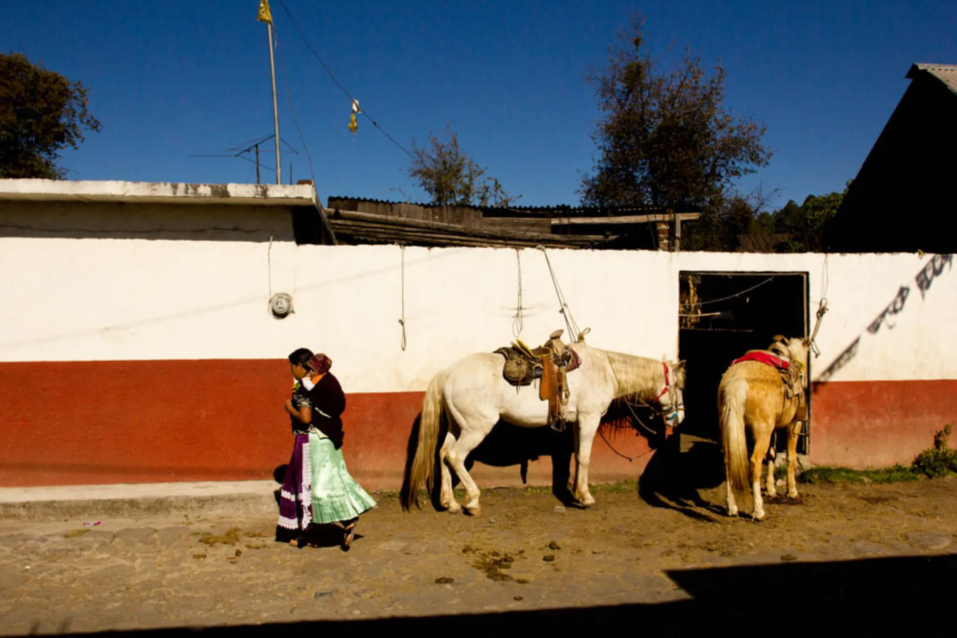 Sielska wioska – zwróć uwagę na dziecko na plecach w tzw. rebozo – długim szalu Sielska wioska – zwróć uwagę na dziecko na plecach w tzw. rebozo – długim szalu