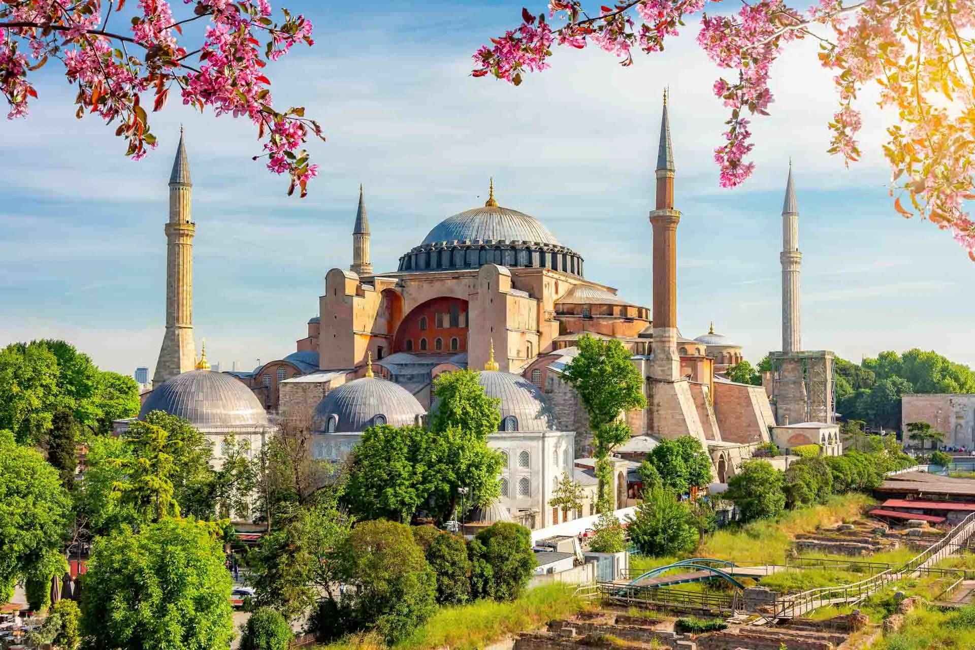 Hagia Sofia w Stambule – ikoniczny budynek, który pełnił rolę kościoła, meczetu i muzeum na przestrzeni dziejów