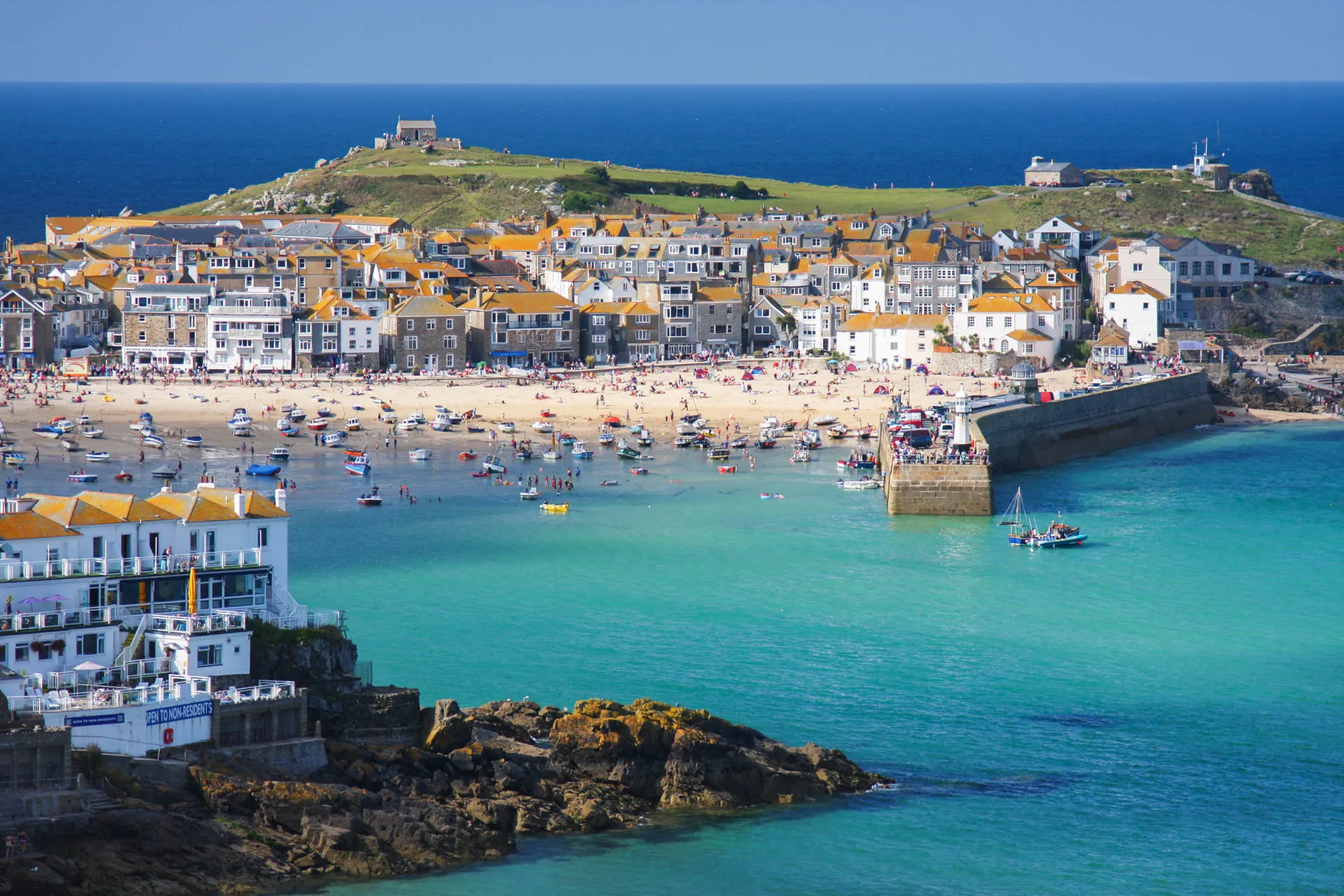 St Ives – urocze miasteczko nadmorskie ze złotymi plażami, czystą wodą i tętniącym życiem portem St Ives – urocze miasteczko nadmorskie ze złotymi plażami, czystą wodą i tętniącym życiem portem