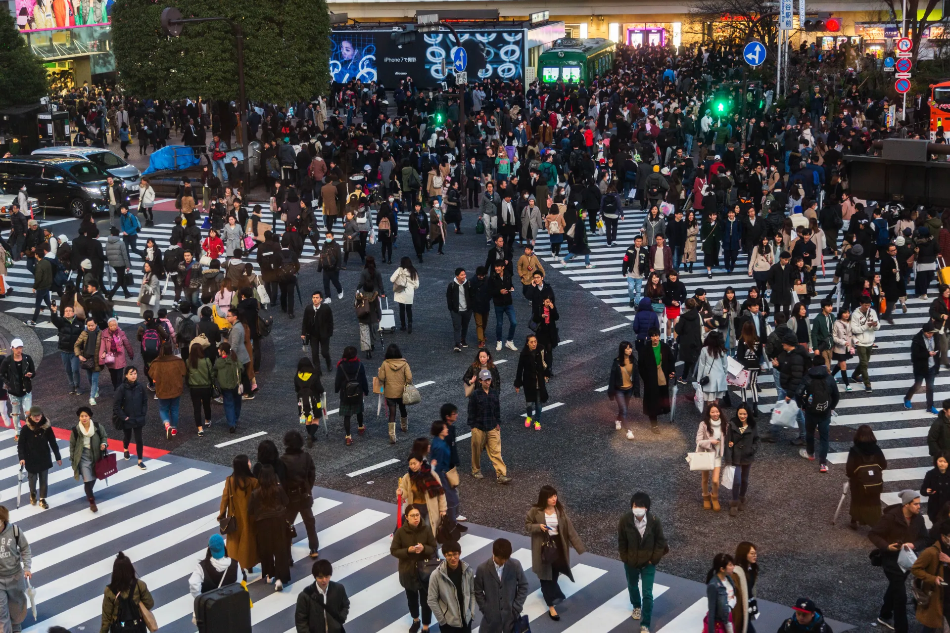 Shibuya Crossing w Tokio, jedno z najbardziej ruchliwych przejść dla pieszych na świecie Shibuya Crossing w Tokio, jedno z najbardziej ruchliwych przejść dla pieszych na świecie