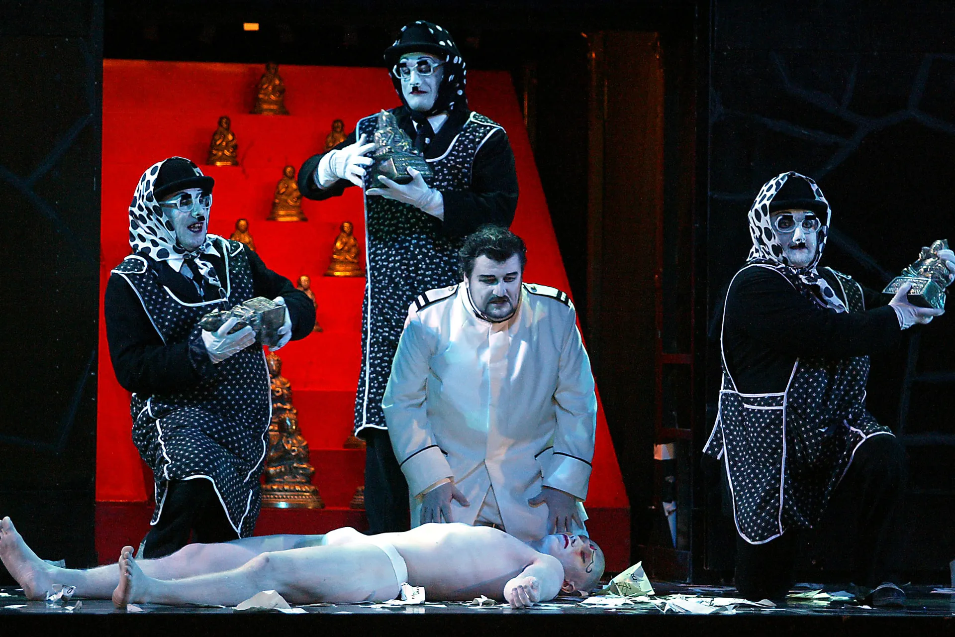 Scena egzekucji w Turandot Pucciniego, gdzie Ping, Pang, Pong i Calaf są świadkami Scena egzekucji w Turandot Pucciniego, gdzie Ping, Pang, Pong i Calaf są świadkami