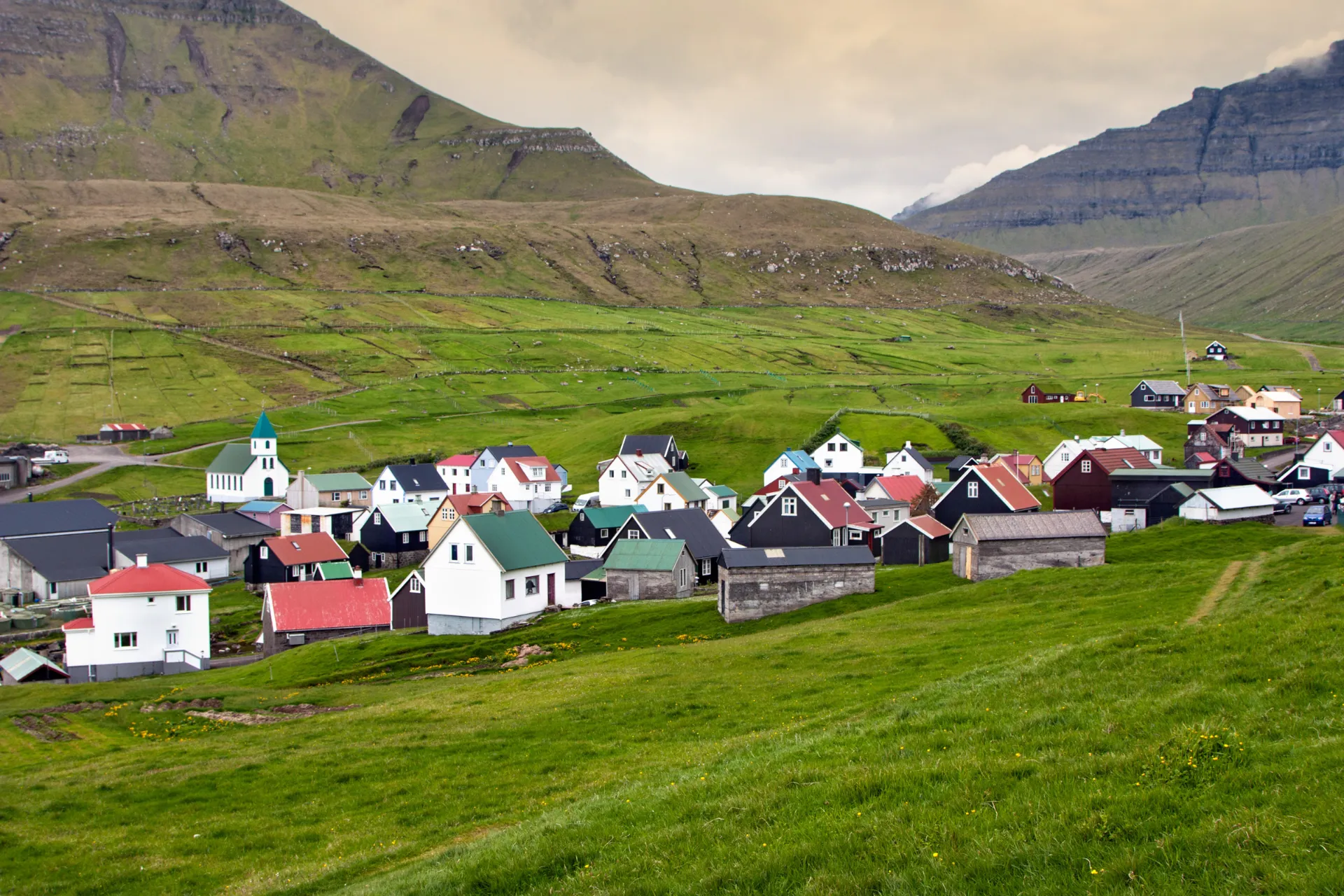 Widok na wioskę Gjógv na wyspie Eysturoy Widok na wioskę Gjógv na wyspie Eysturoy