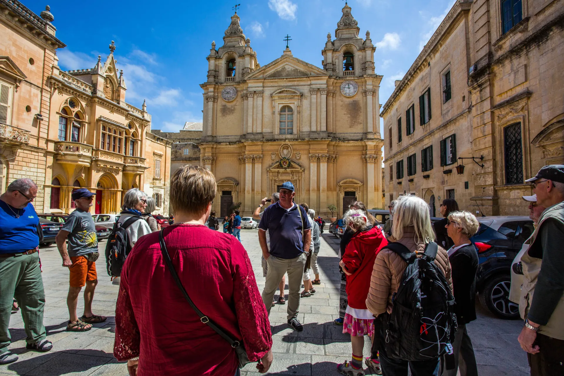 Przewodnik przy pracy w Mdinie, dawnej stolicy Malty, przed imponującą katedrą św. Pawła Przewodnik przy pracy w Mdinie, dawnej stolicy Malty, przed imponującą katedrą św. Pawła