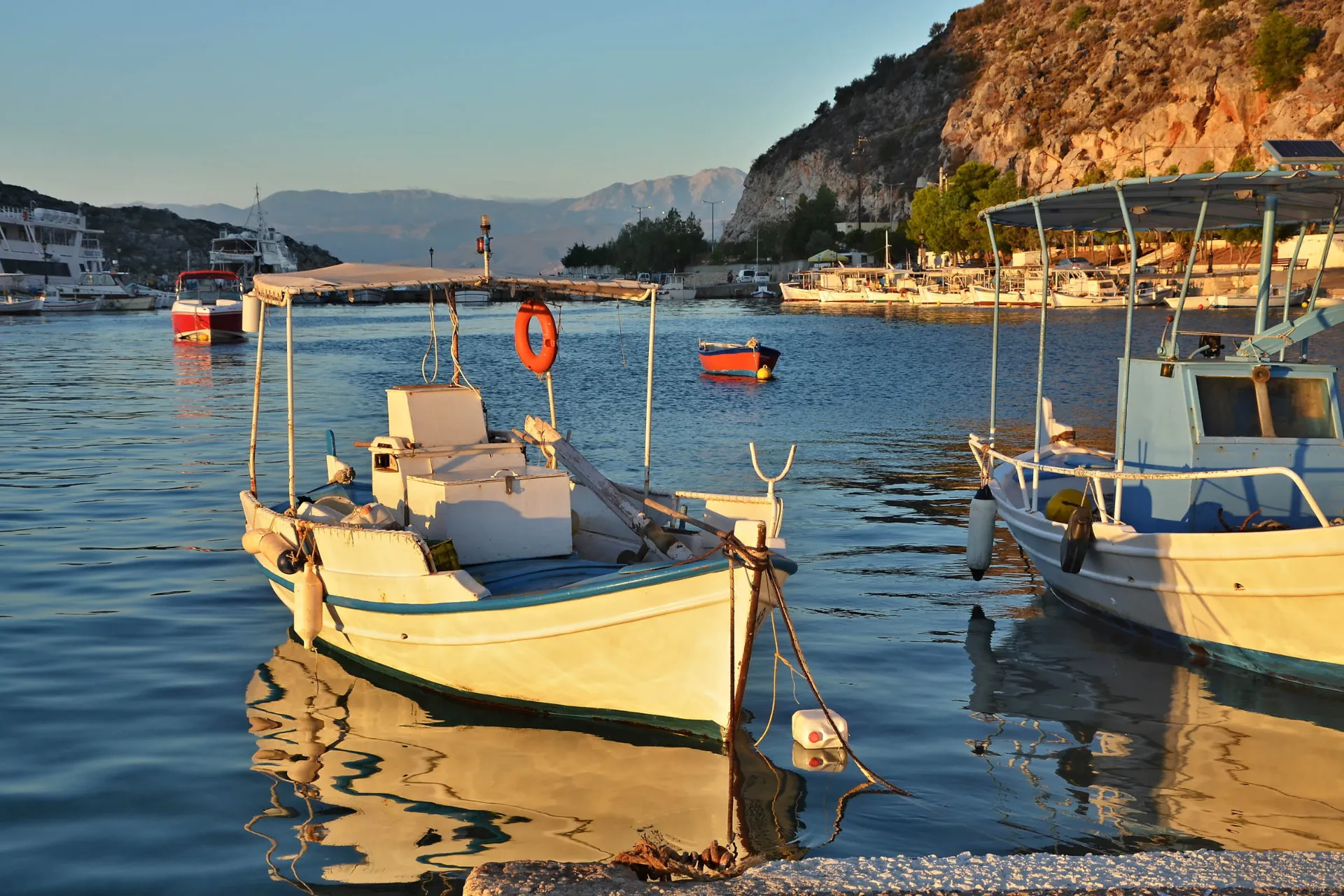 Łodzie zakotwiczone w Tolo Łodzie zakotwiczone w Tolo