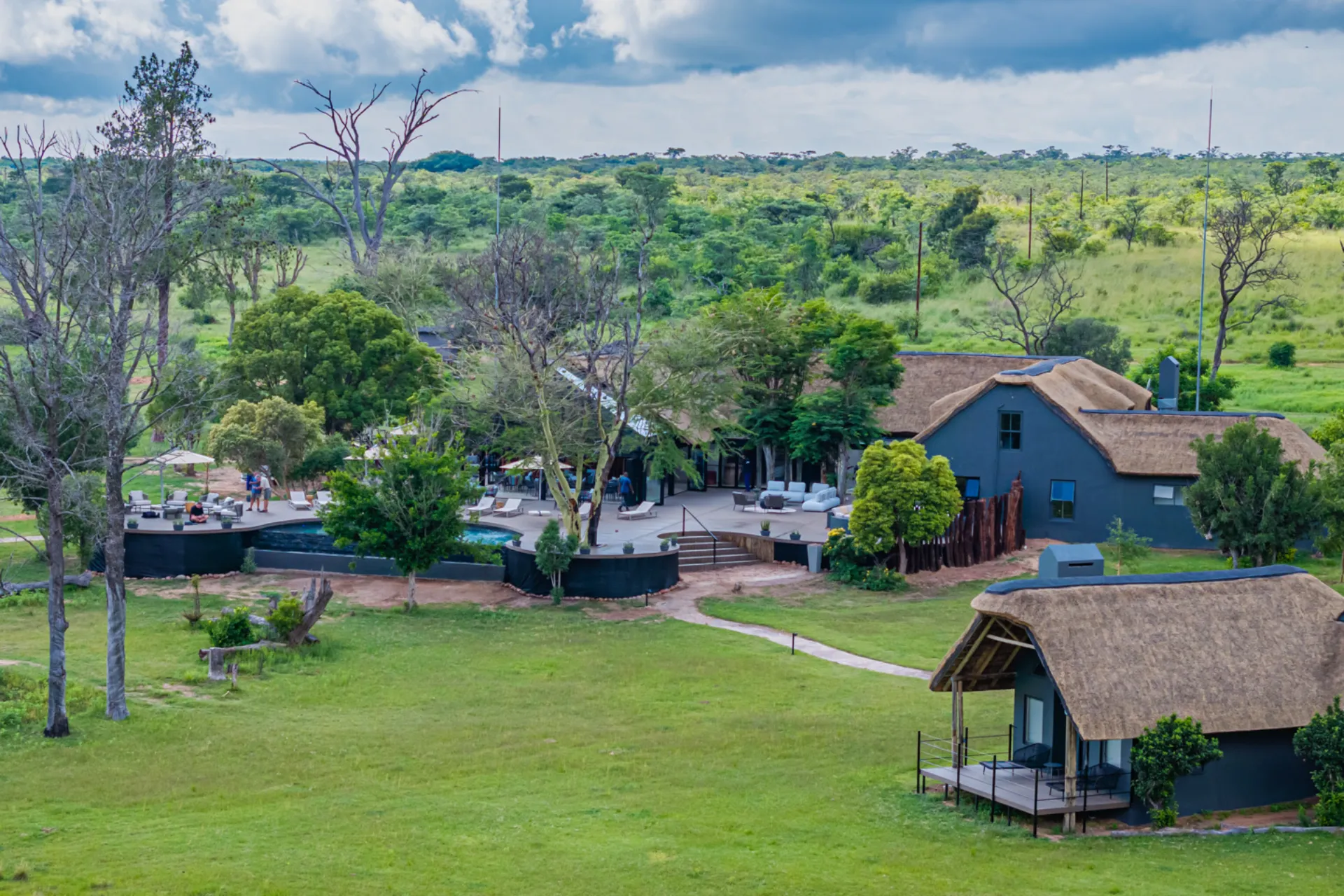 Zdjęcie z drona przedstawiające lodge Zdjęcie z drona przedstawiające lodge