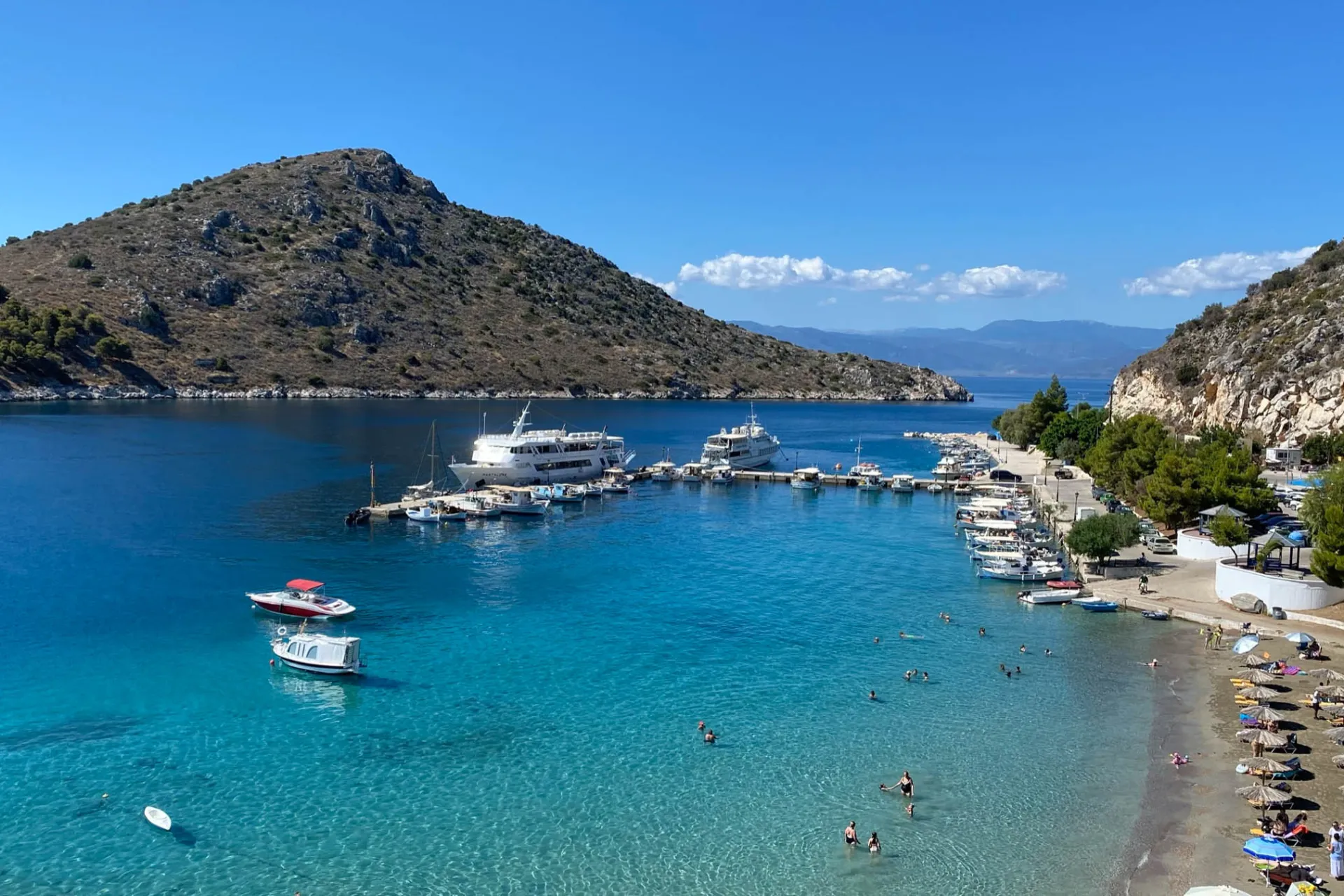 Zatoka z plażą w nadmorskim miasteczku Vivari Zatoka z plażą w nadmorskim miasteczku Vivari